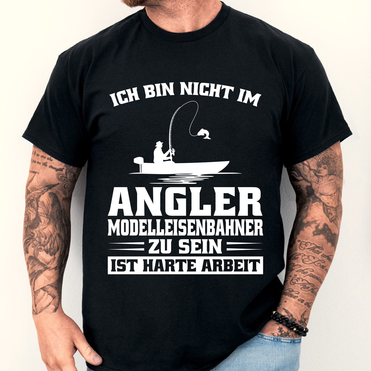 Design eines Angler-Shirts mit der Aufschrift "Ich bin nicht im Modelleisenbahner zu sein, ist harte Arbeit" und einem abgebildeten Mann.