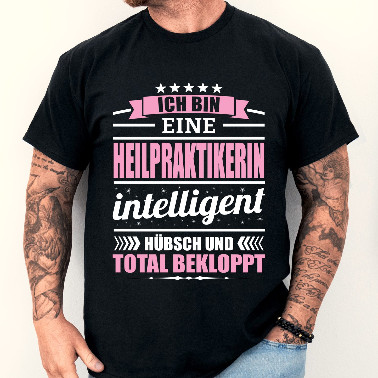 Heilpraktikerin Shirt mit Geschenk-Motiv, getragen von einem Mann.