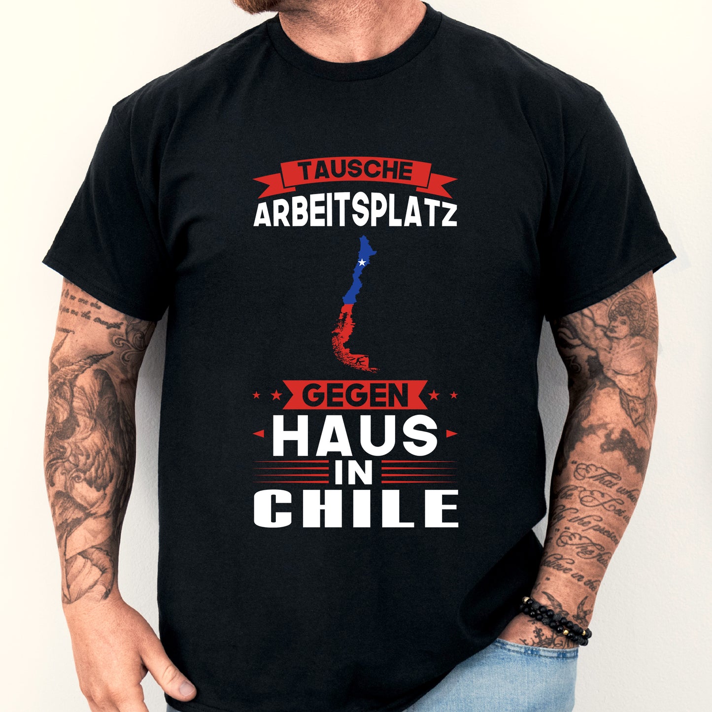 Mann trägt ein T-Shirt mit chilenischer Flagge und dem Text "tausche Arbeitsplatz Geschenk".
