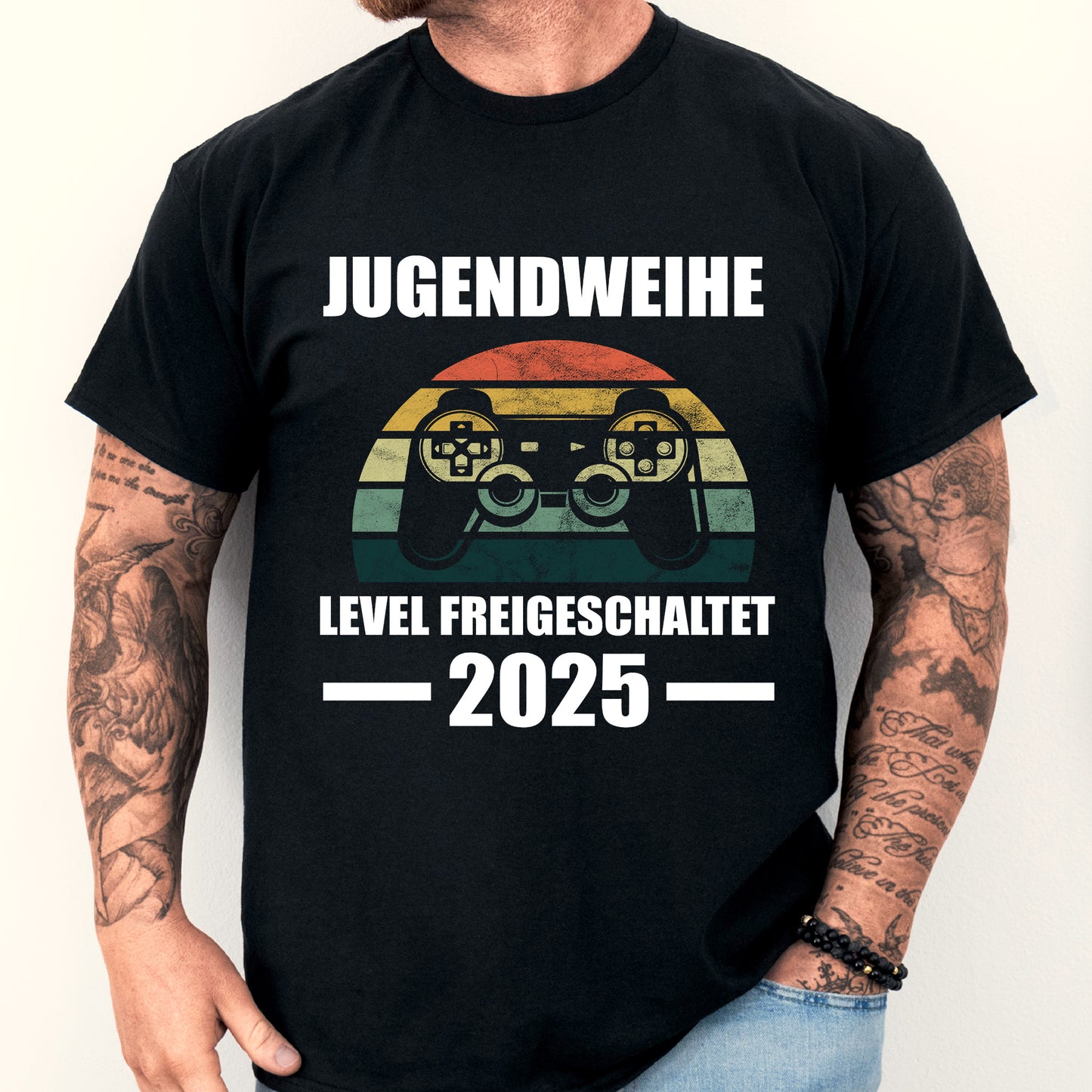 Erwachsenenshirt mit Aufdruck "Jugendweihe Level Freigeschaltet 2025" in jugendlichem Design.