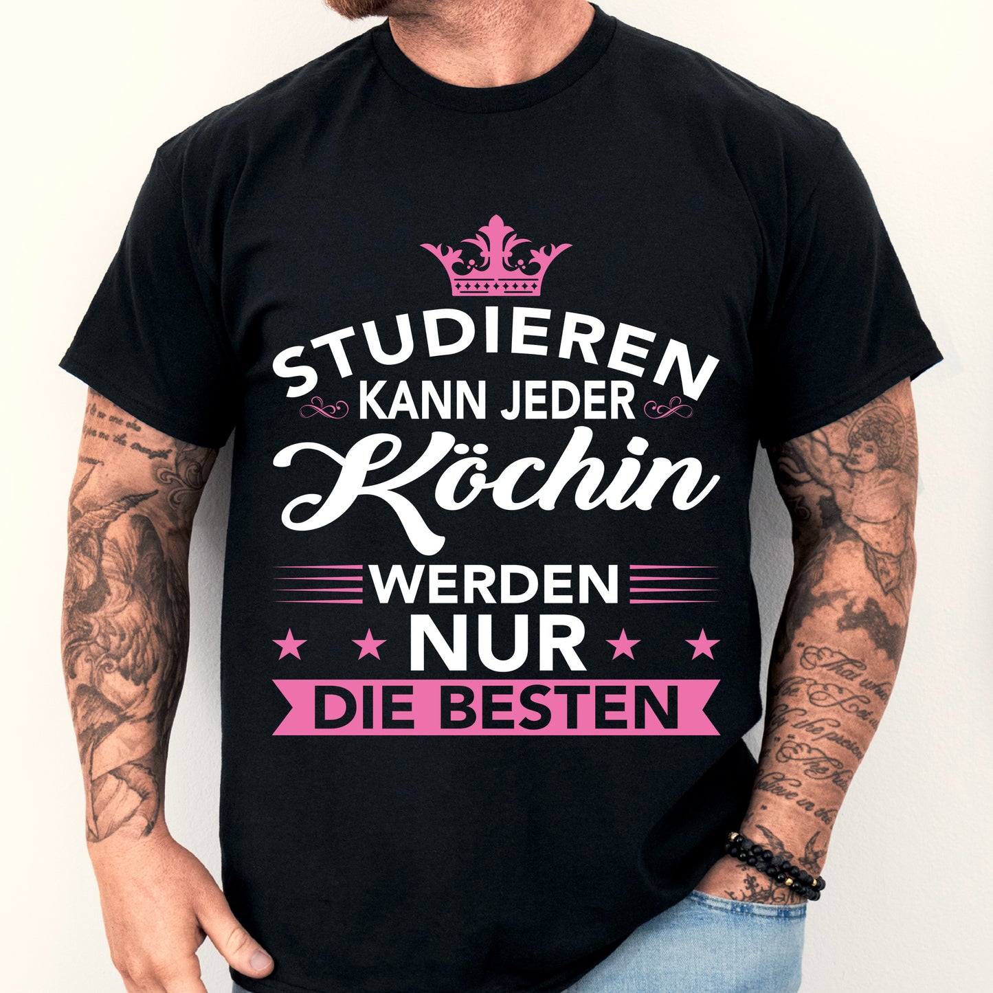 Mann trägt ein T-Shirt mit der Aufschrift "Köc Shirt | Geschenk Koch Chefköc Kochen"