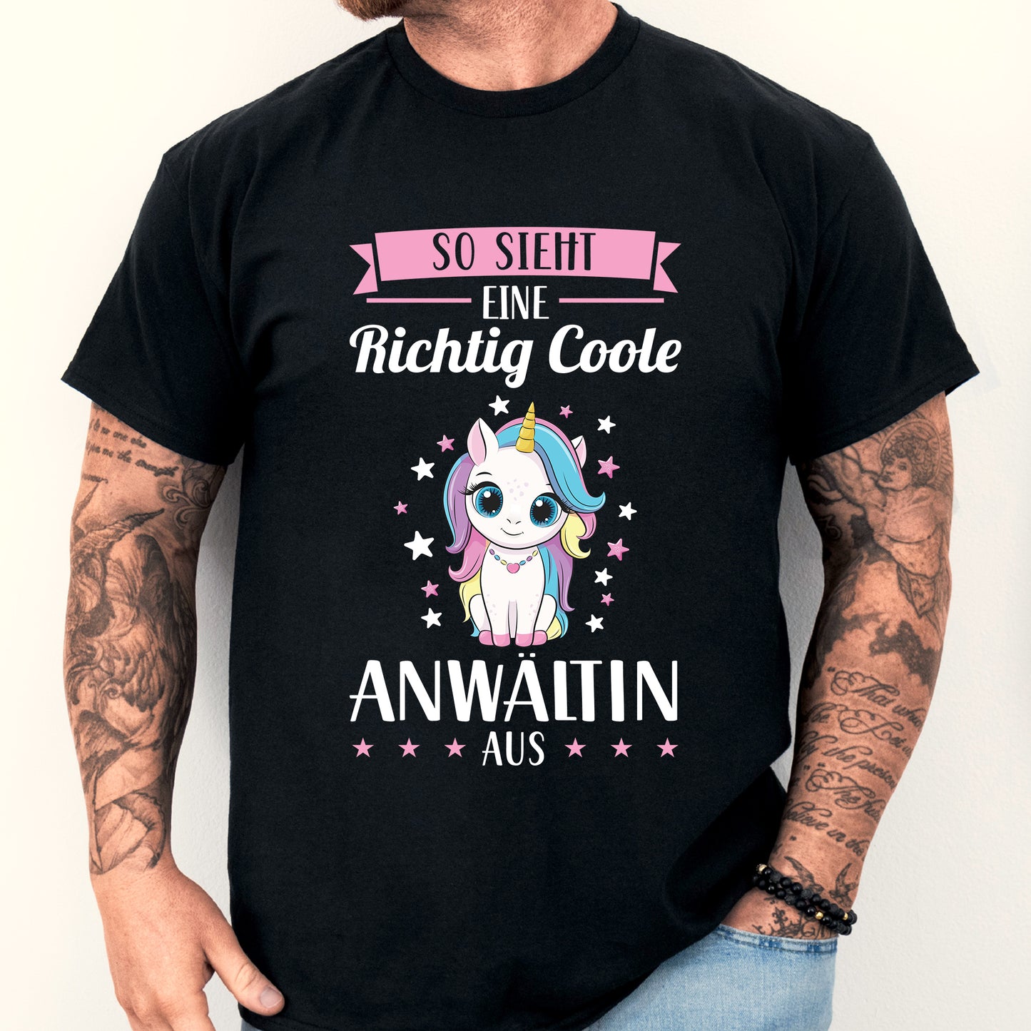 Mann trägt ein T-Shirt mit der Aufschrift "Anwältin Shirt | richtige coole Juristin Geschenk Jurist".