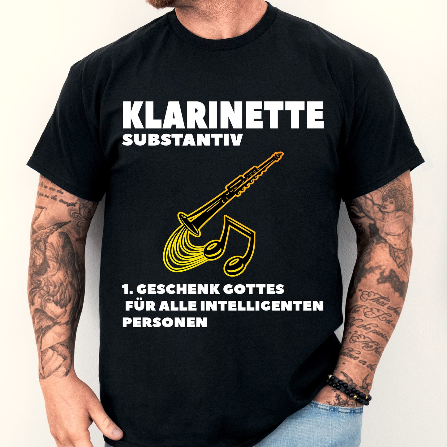 Mann trägt ein T-Shirt mit Klarinetten-Design, ideal als Geschenk für intelligente Musikliebhaber und Instrumentenspieler.
