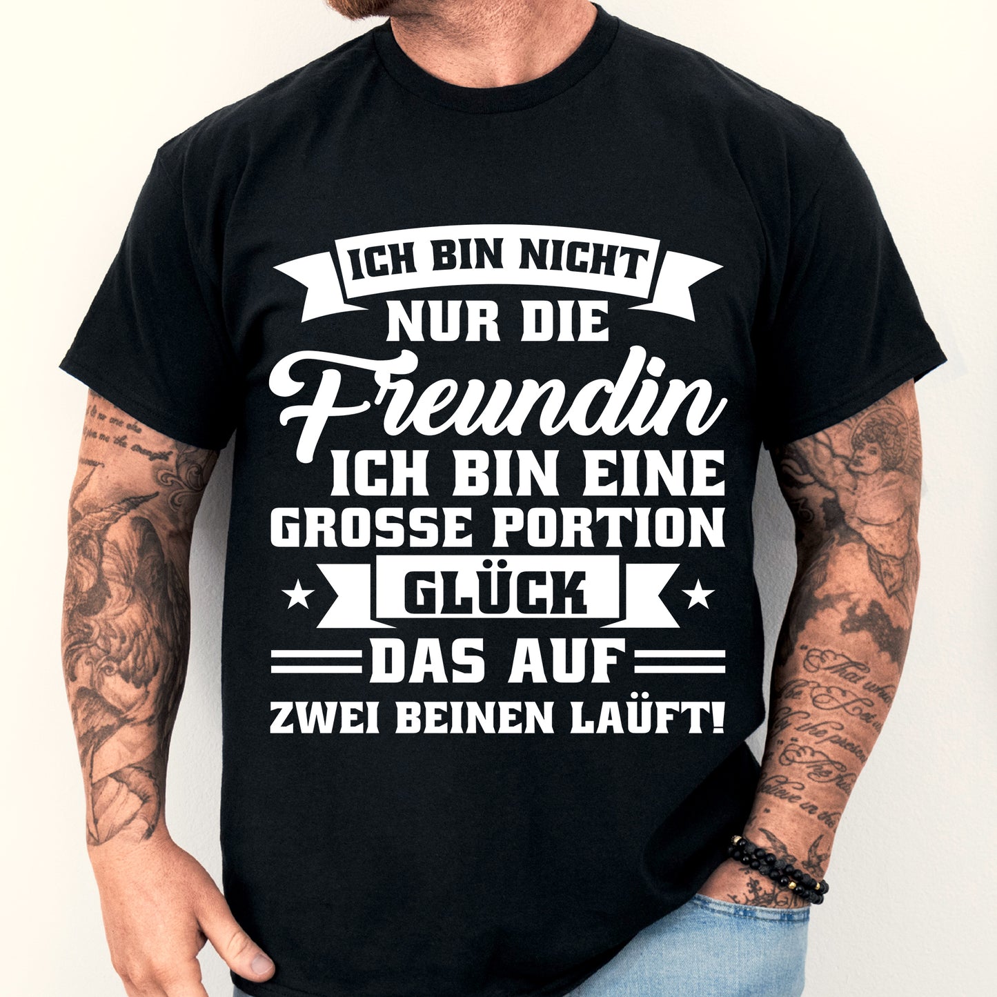 Design eines Shirts mit der Aufschrift 'Freund Shirt | ich bin nicht nur die Freundin, sondern auch eine große Portion Glück', abgebildet auf einem Mann.
