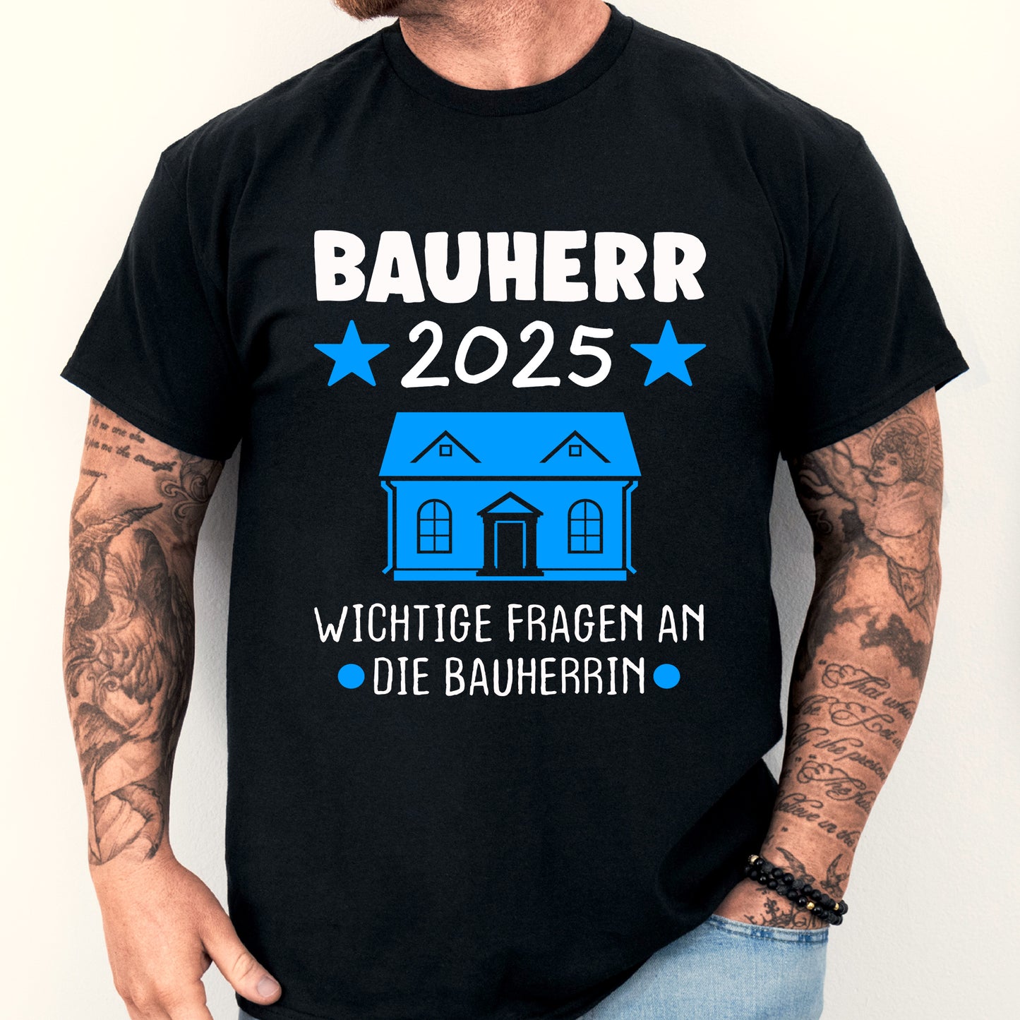 Bauherr T-Shirt mit der Aufschrift "2025 wichtige Fragen an die Bauherrin Bauen Traum Haus" in modernem Design.