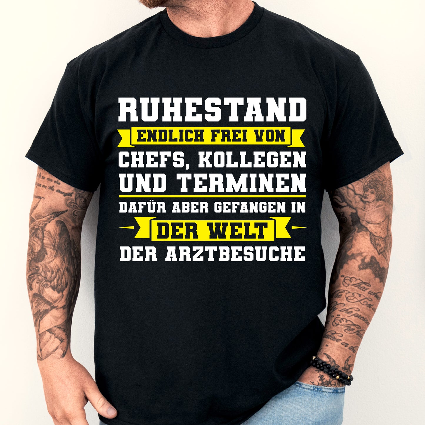 Design eines T-Shirts mit der Aufschrift "Rentner Shirt | Ruhestand endlich frei von Chefs Rente Geschenk" und einem abgebildeten Mann.