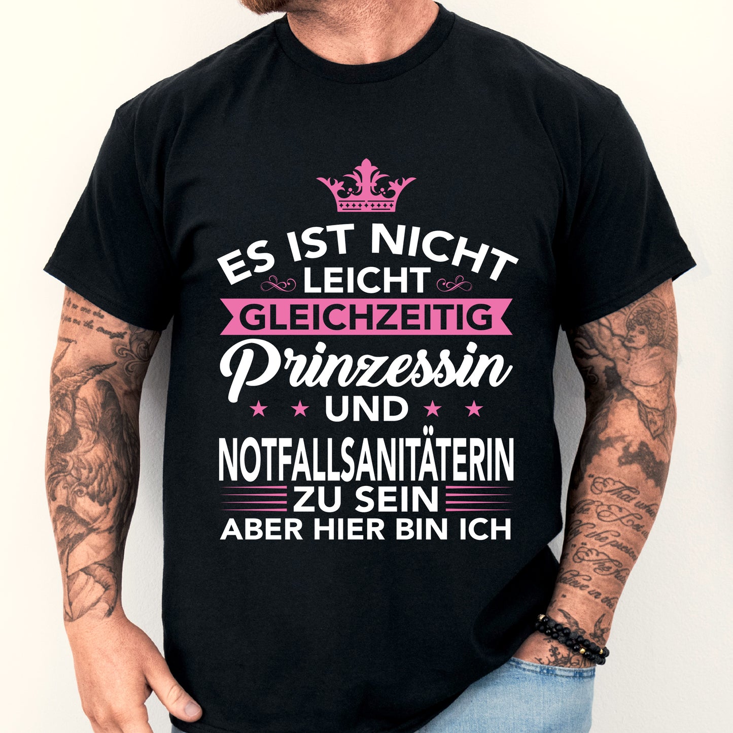Design eines T-Shirts mit der Aufschrift "Es ist nicht leicht gleichzeitig Prinzessin und Sanitäterin zu sein", getragen von einem Mann.
