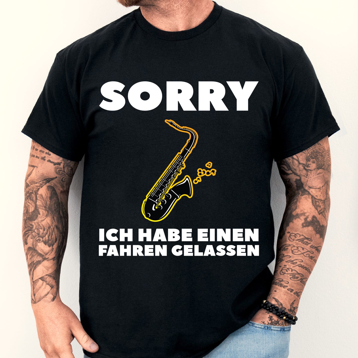 Mann trägt ein T-Shirt mit Saxophon-Design und humorvollem Spruch über Musik und Blähungen.