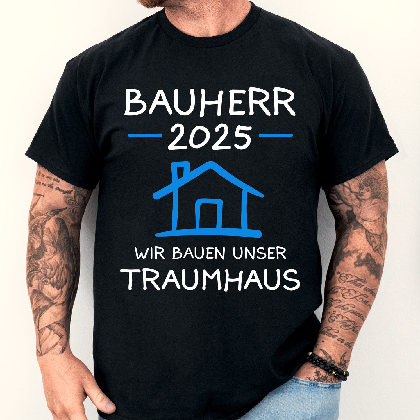 T-Shirt mit der Aufschrift "Bauherr 2025: Wir bauen unser Traumhaus" in modernem Design.