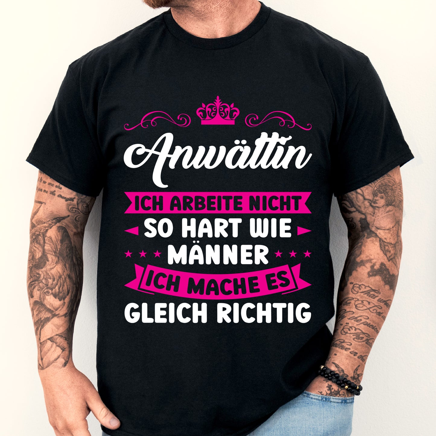 Design eines Shirts mit der Aufschrift "Anwältin Shirt | ich arbeite nicht so hart wie Männer Juristin Geschenk Jurist" und einem abgebildeten Mann.