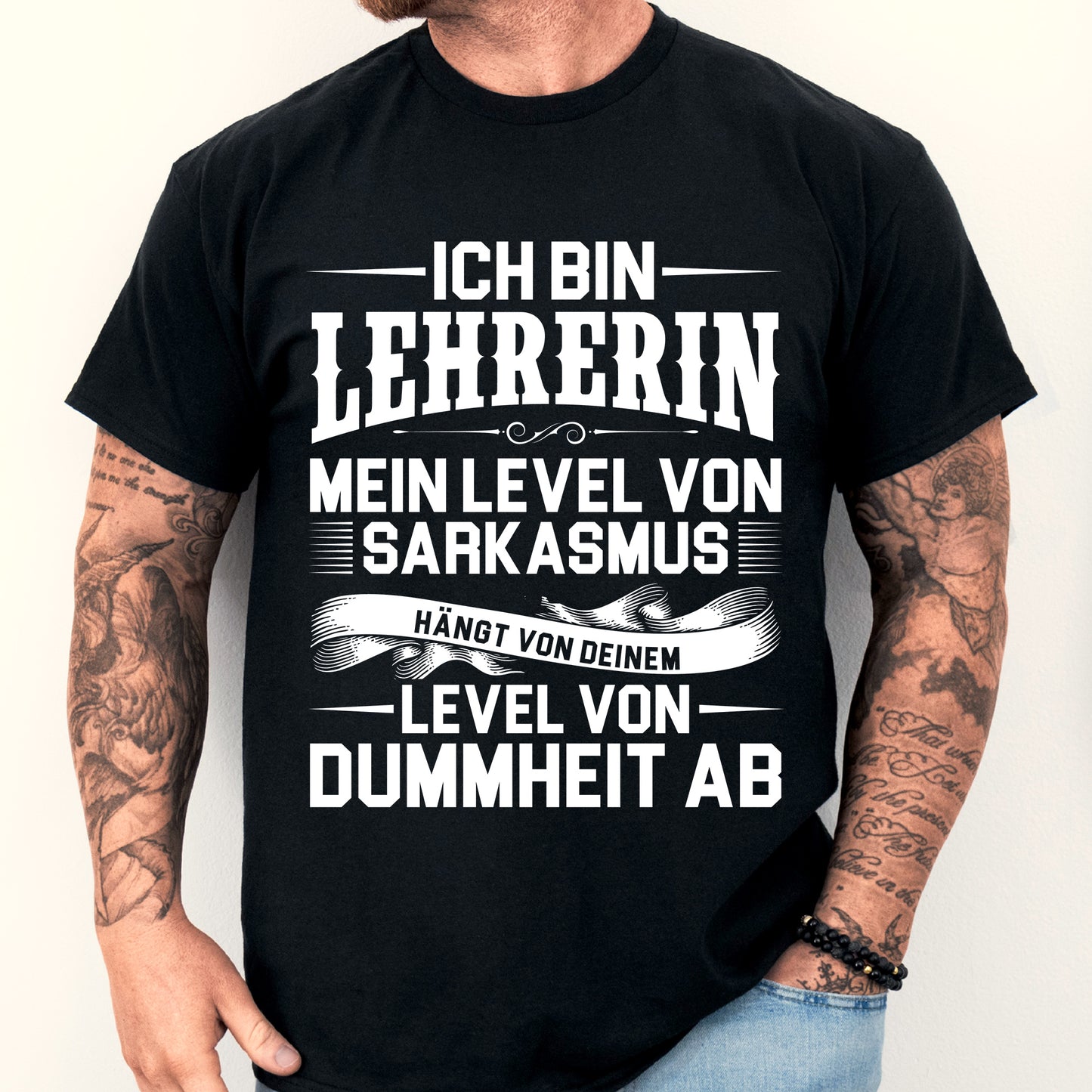 Mann trägt ein humorvolles Lehrer-Shirt mit sarkastischem Spruch.