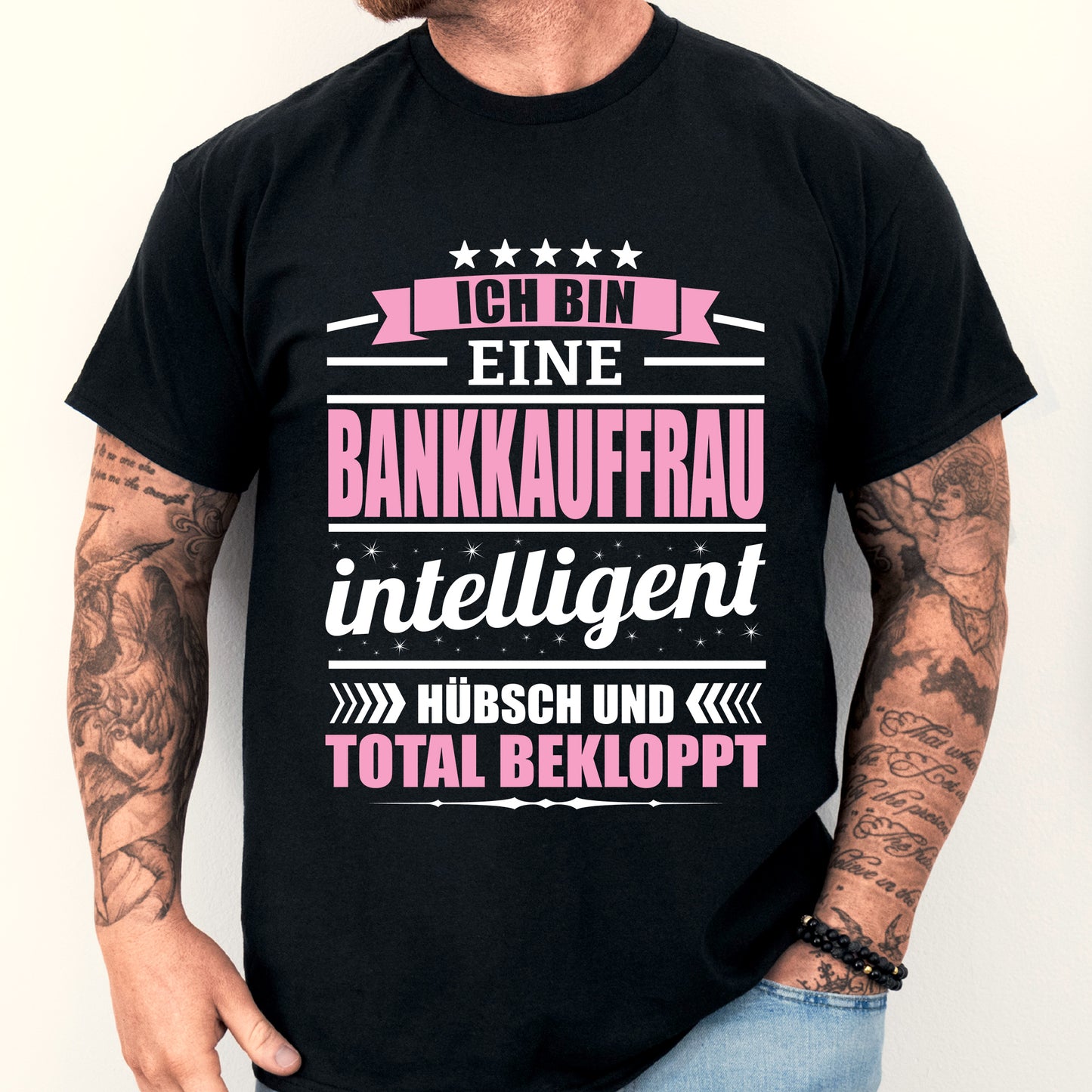 Design eines Shirts mit der Aufschrift "Bankkauffrau Shirt | ich bin eine Geschenk Bank Frauenberuf" und einem Mann als Modell.