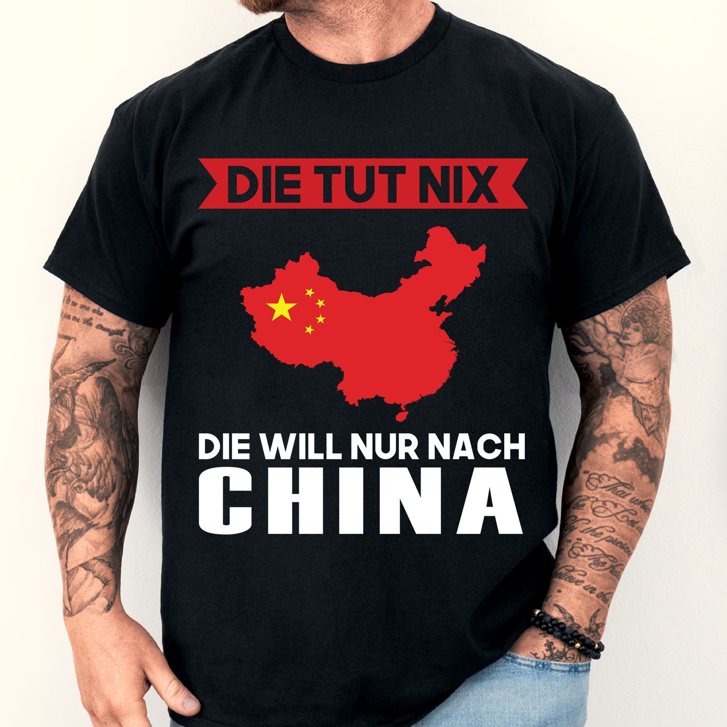 Mann trägt ein humorvolles T-Shirt mit der Aufschrift "Die tut nix Geschenk Cesisch".