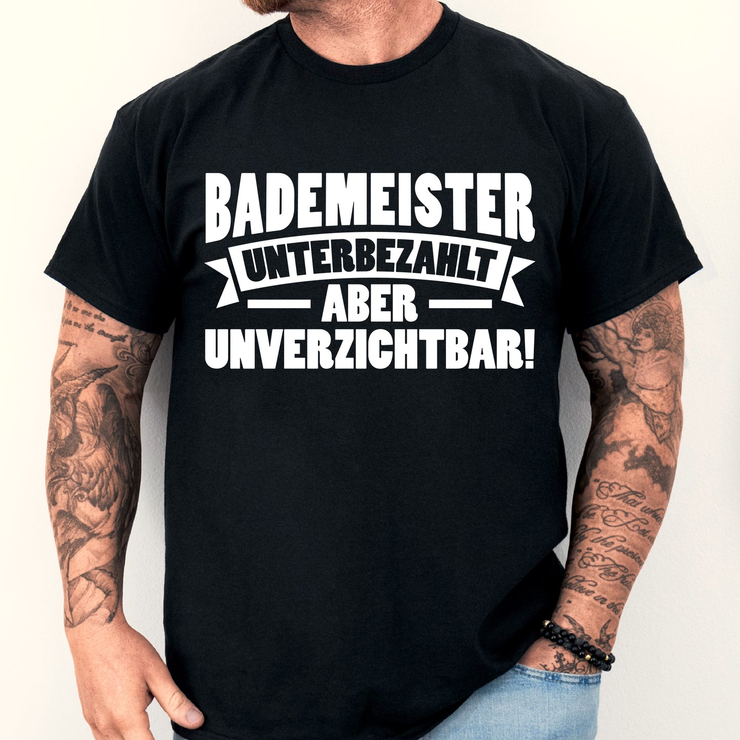 Design eines T-Shirts mit der Aufschrift "Bademeister Shirt | aber unverzichtbar Geschenk Rettungsschwimmer Schwimmen" und einer Illustration eines Mannes.