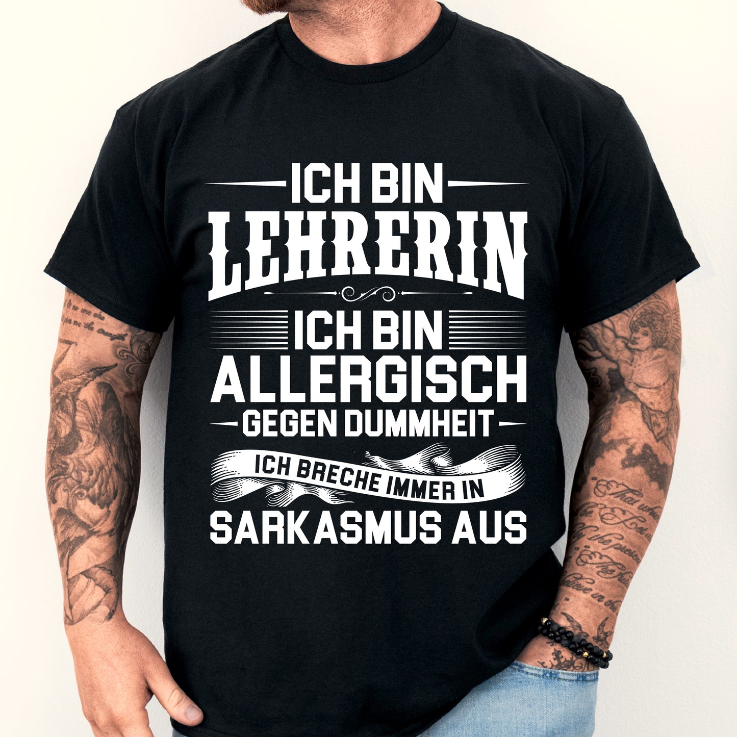 Mann trägt ein humorvolles Lehrer-Shirt mit der Aufschrift "Ich bin allergisch gegen Dummheit" als Geschenkidee für Lehrer.