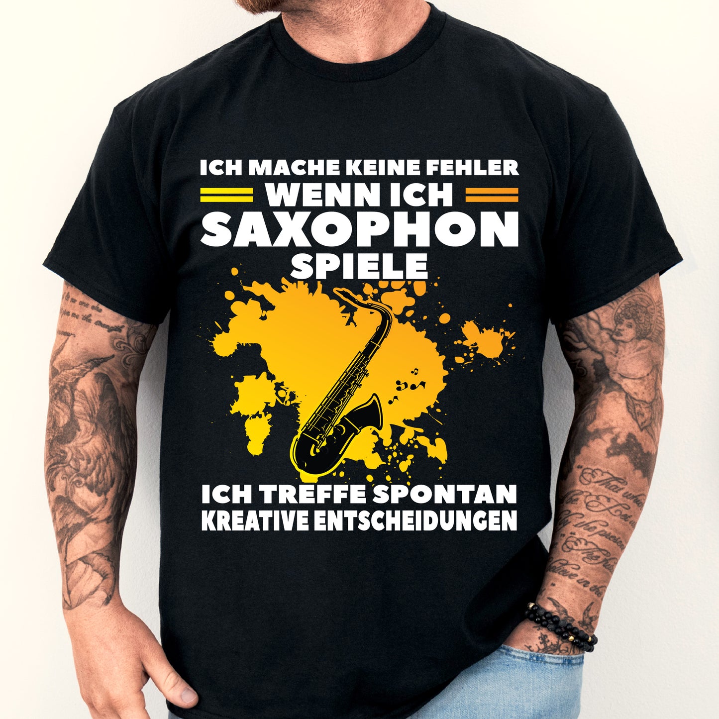 Mann trägt ein T-Shirt mit Saxophon-Design und humorvollem Spruch über das Spielen von Musikinstrumenten.