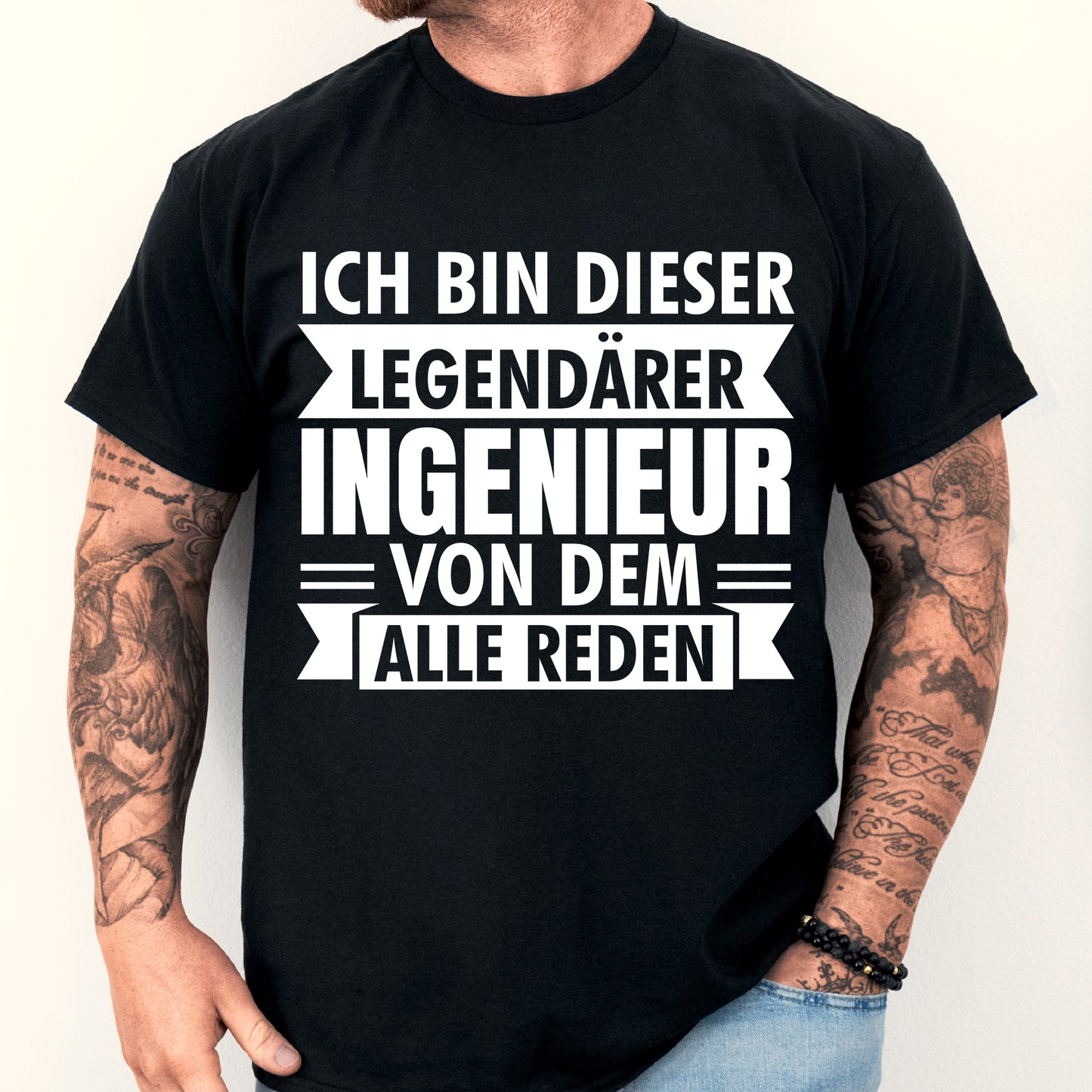 Mann trägt ein T-Shirt mit der Aufschrift "Ingenieur Shirt | legendärer Techniker Geschenk Mechaniker".