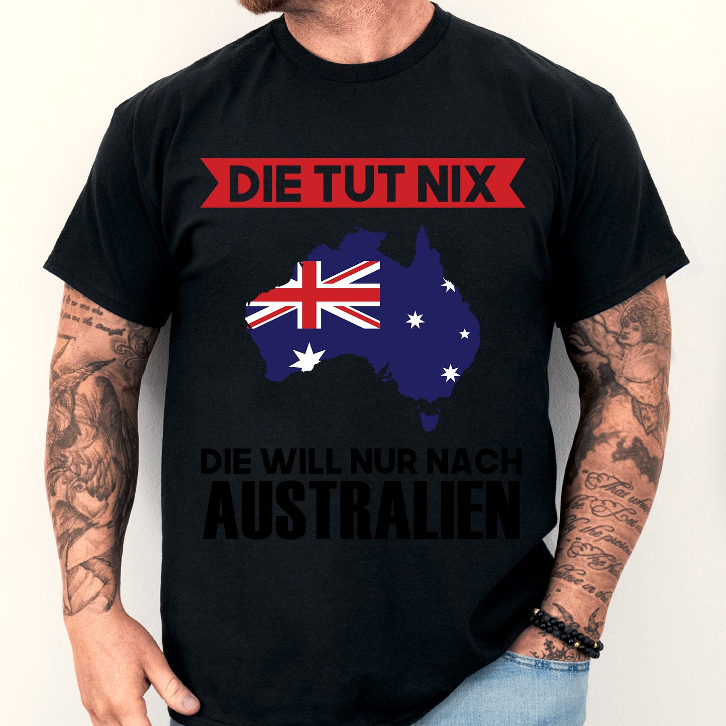 Mann trägt ein T-Shirt mit australischem Design und dem Text "Die tut nix Geschenk Australisch".
