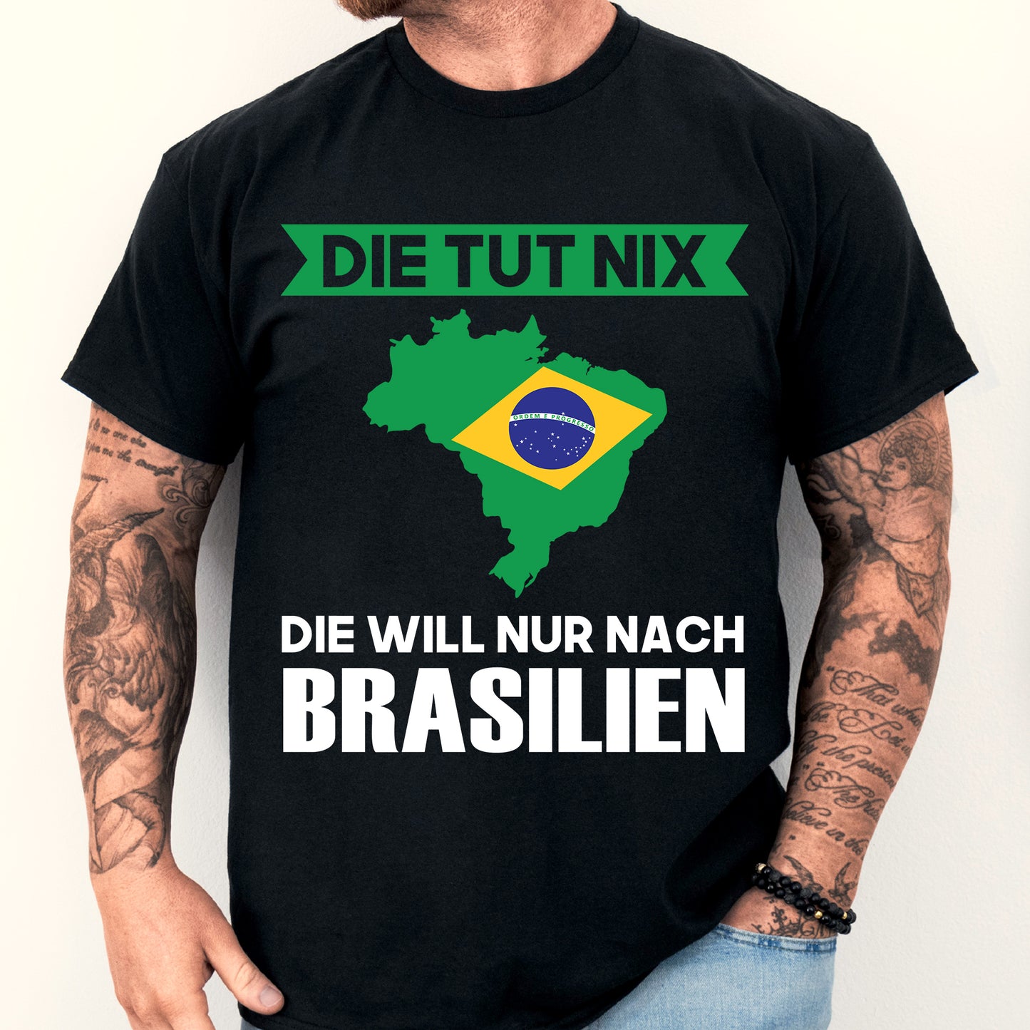 Mann trägt ein Brasilien-Shirt mit der Aufschrift "Die tut nix Geschenk Brasilisch".