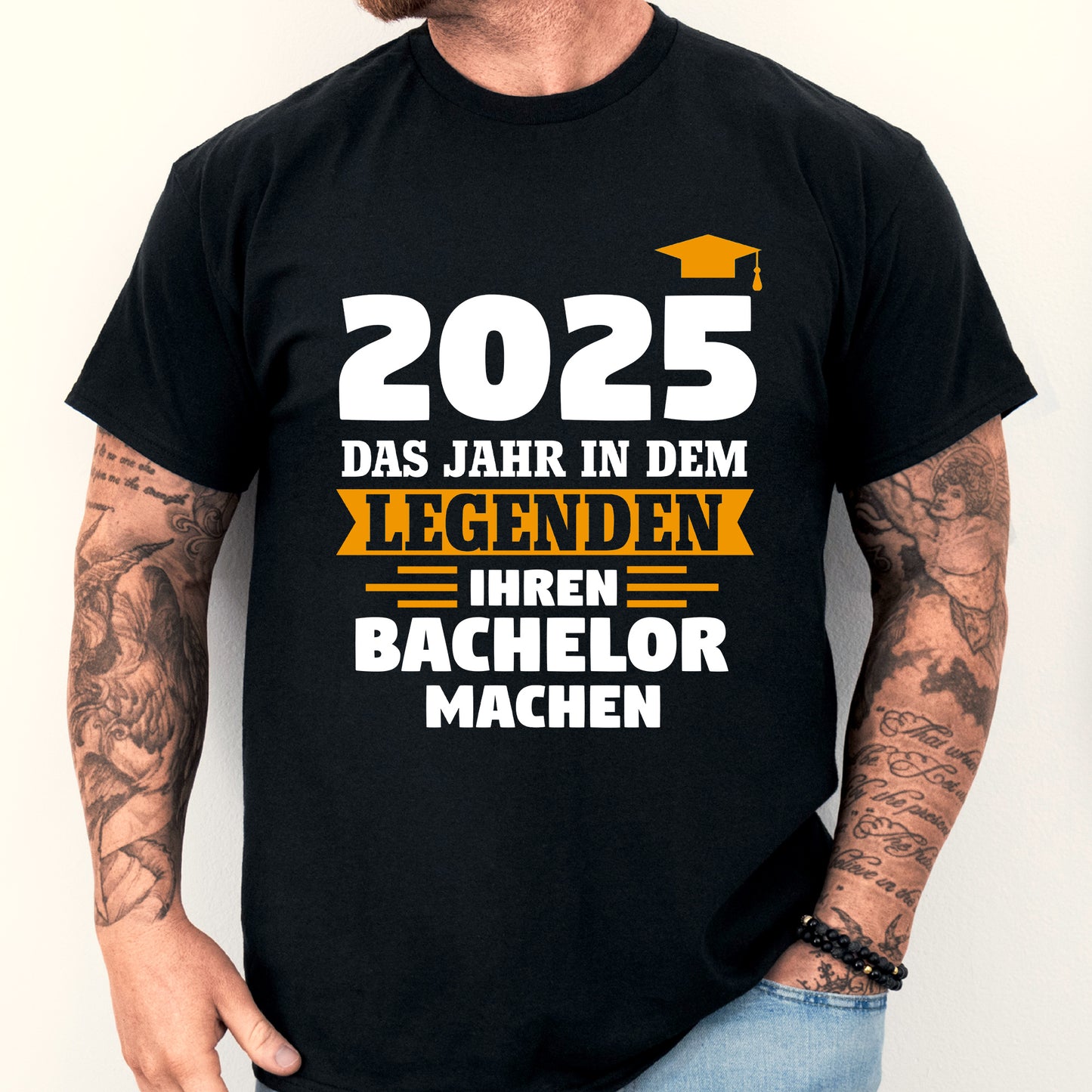 Bachelor T-Shirt 2025 mit dem Slogan "Das Jahr, in dem Legenden ihren Bachelor machen" in stilvollem Design.