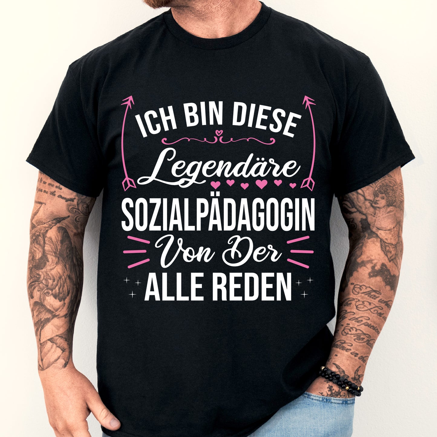 Design eines Shirts mit der Aufschrift "Sozialpädagogin Shirt | Ich bin diese legendäre Sozialpädagogin Geschenk Sozial Frauenberuf", getragen von einem Mann.