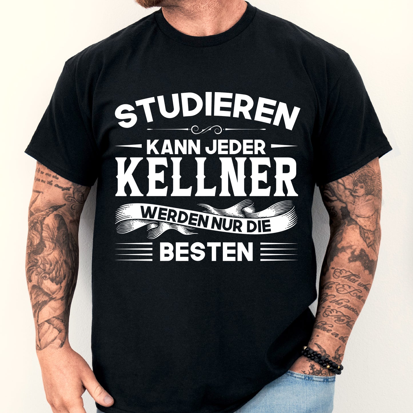 Design eines T-Shirts mit der Aufschrift "Kellner Shirt | studieren kann jeder Kneipe Geschenk Kelnner" und einem abgebildeten Mann.