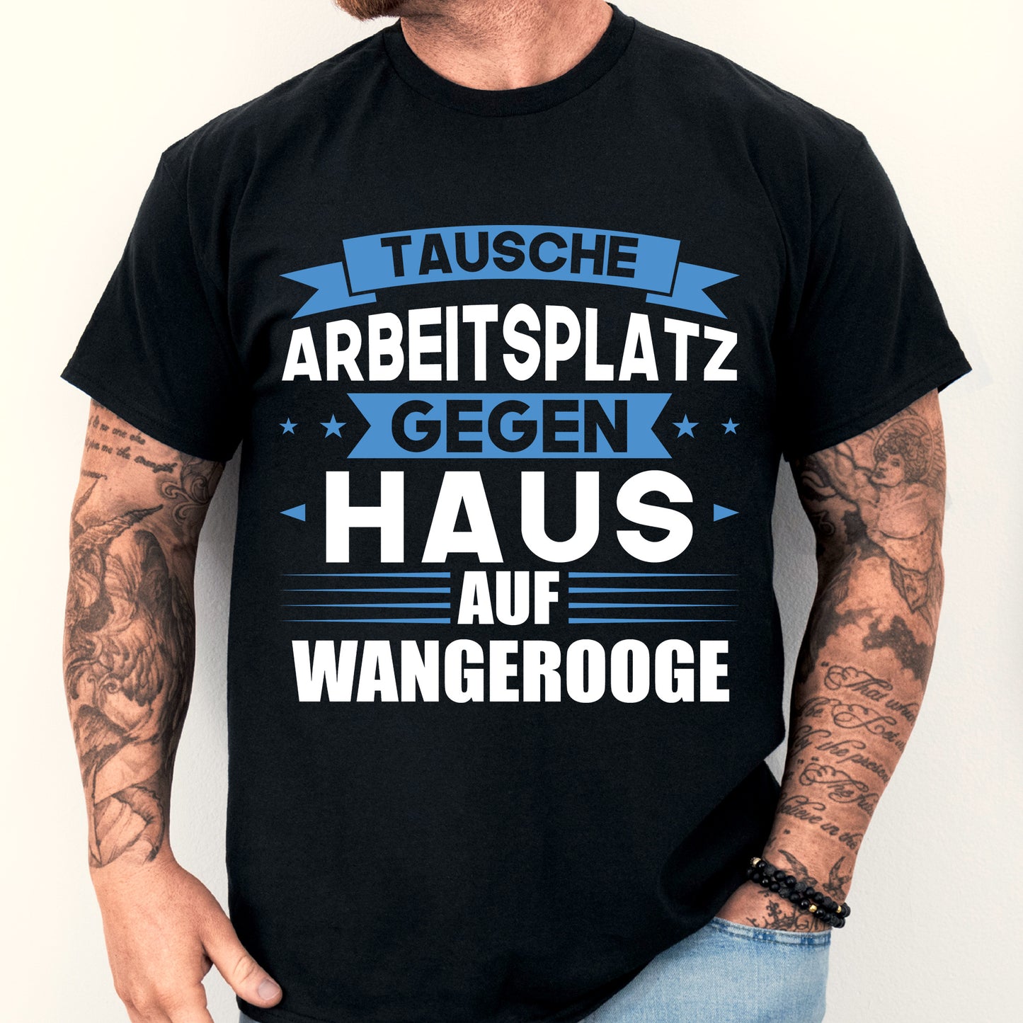 Mann trägt ein T-Shirt mit der Aufschrift "Wangerooge Shirt | tausche Arbeitsplatz Hauf Geschenk Deutsch Deutschland".