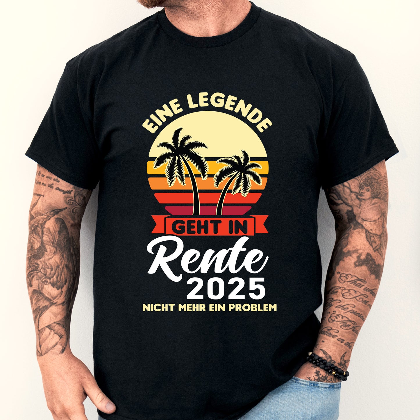 Design eines T-Shirts mit der Aufschrift "Rentner Shirt | Eine Legende geht in Rente 2025", illustriert mit einem stilisierten Bild eines Mannes.