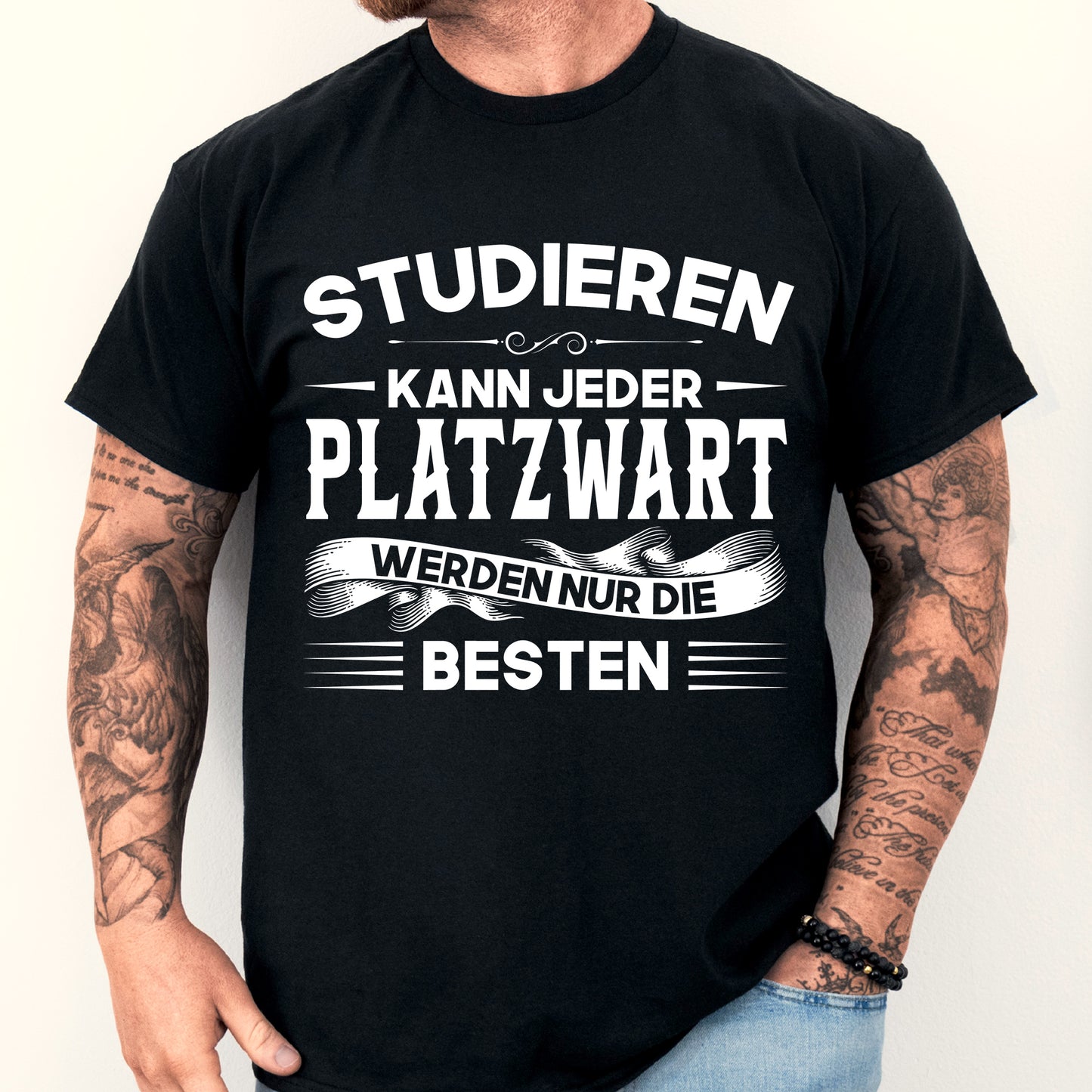 Mann trägt ein humorvolles T-Shirt mit der Aufschrift 'Platzwart Shirt | studieren kann jeder Geschenk Platzwarte'.