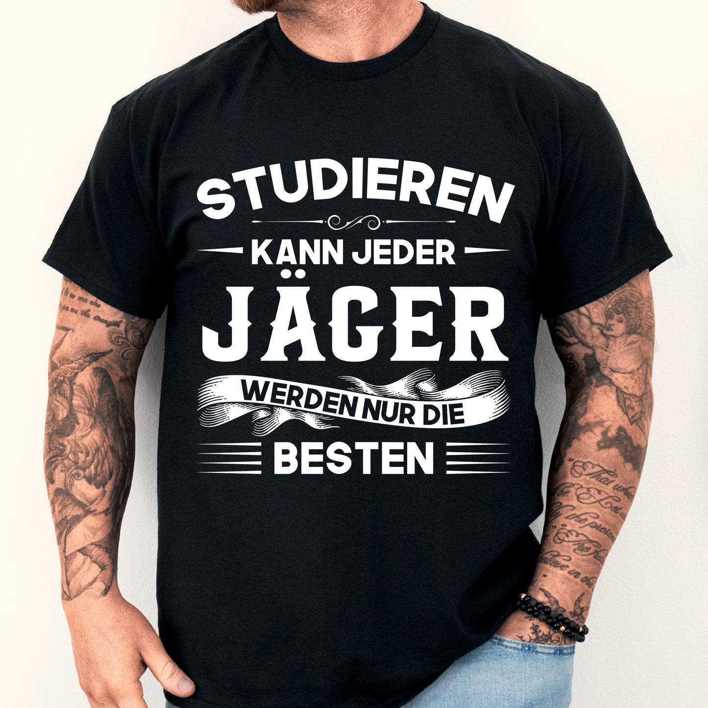Design eines Jäger-Shirts mit der Aufschrift "Studieren kann jeder" und einem Motiv zur Hirschjagd im Wald, getragen von einem Mann.