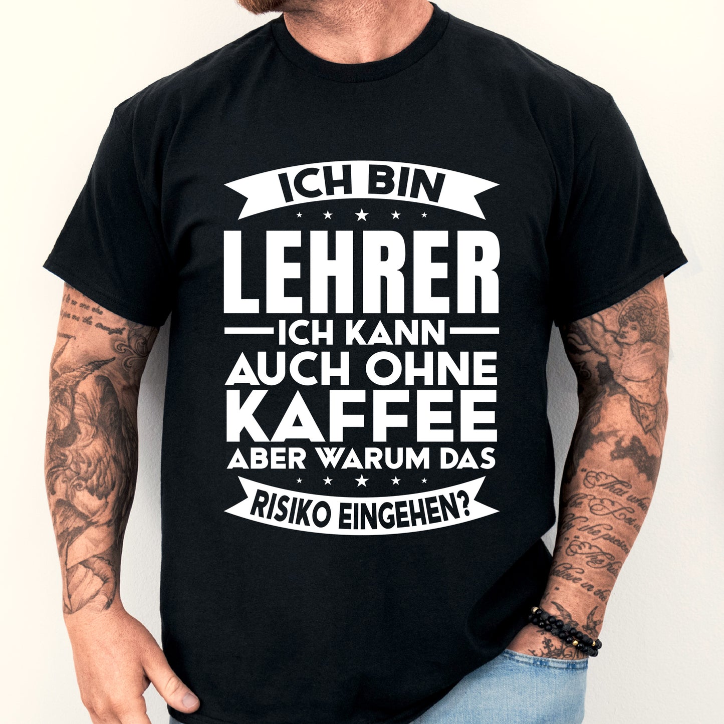 Mann trägt ein humorvolles Lehrer-Shirt mit der Aufschrift "Ich kann auch ohne Kaffee unterrichten".