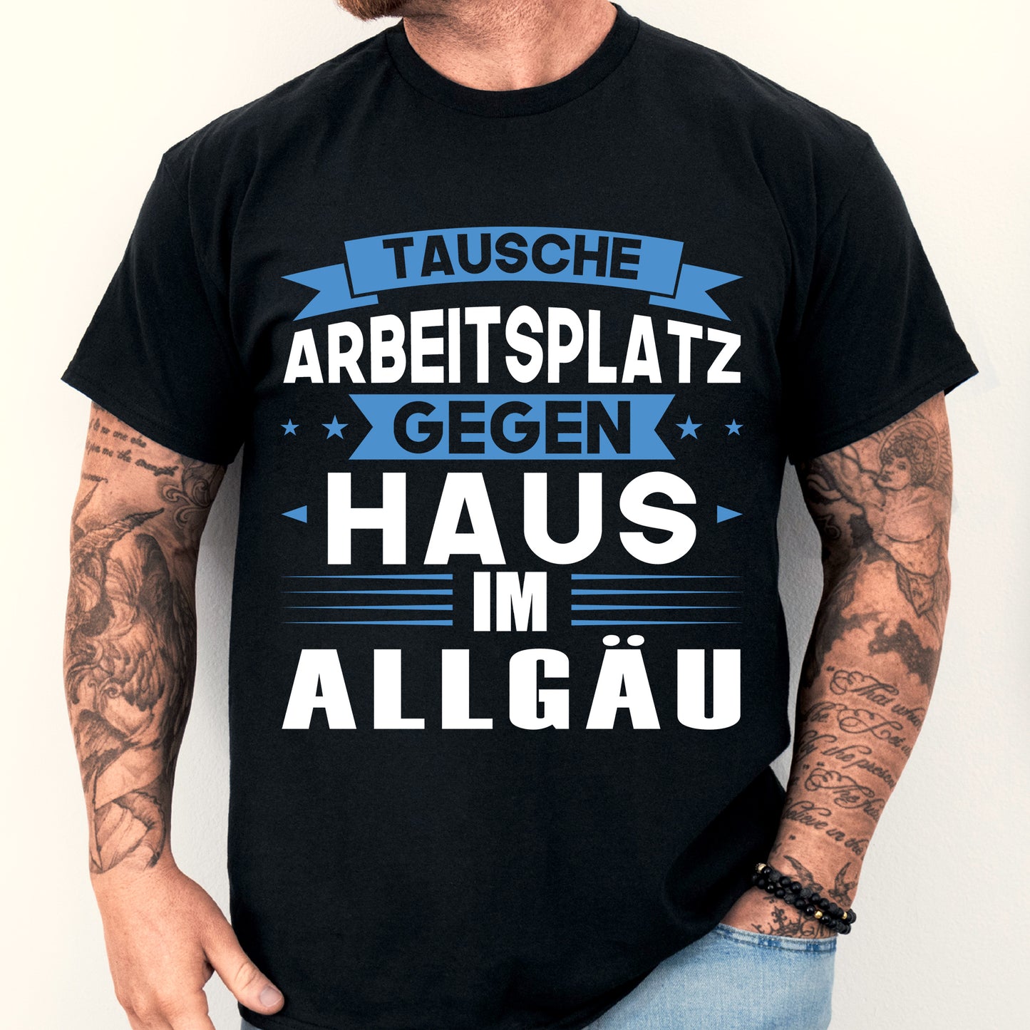 Mann trägt ein T-Shirt mit der Aufschrift "Allgäu Shirt | tausche Arbeitsplatz Geschenk Deutsch Deutschland".
