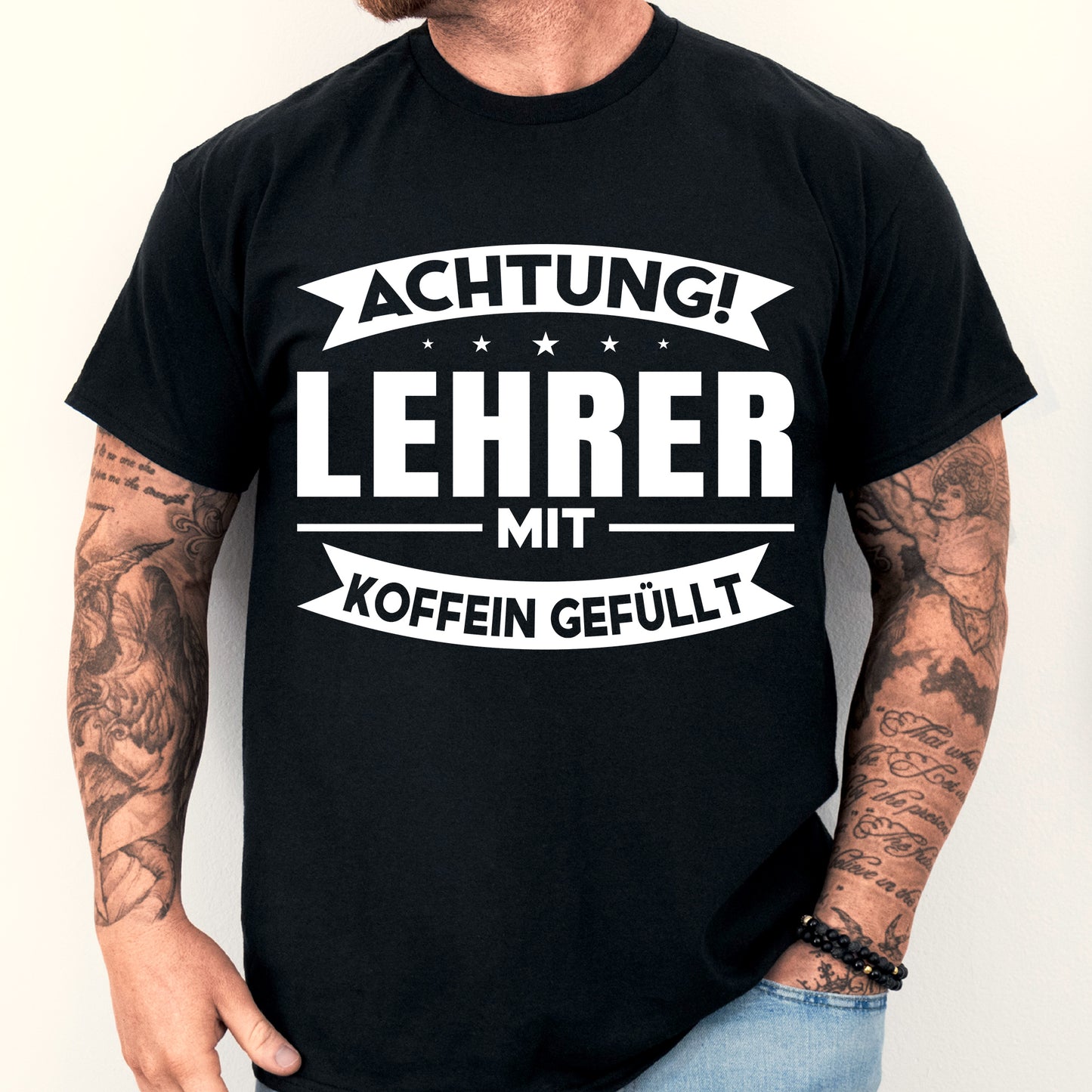Mann trägt ein humorvolles Lehrer-Shirt mit der Aufschrift "Achtung! mit Koffein gefüllt", ideal als Geschenk für Lehrer und Lehrerinnen.