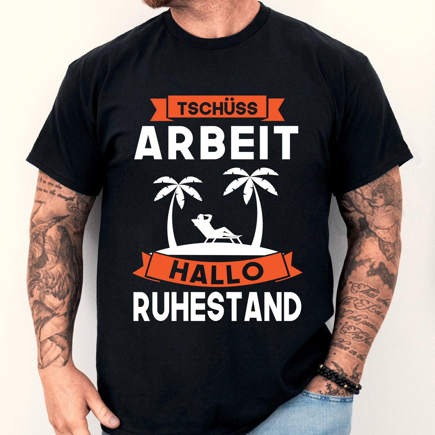 Design eines T-Shirts mit der Aufschrift "Rentner Shirt | Tschüss Arbeit hallo Ruhestand Rente Geschenk" und einem abgebildeten älteren Mann.
