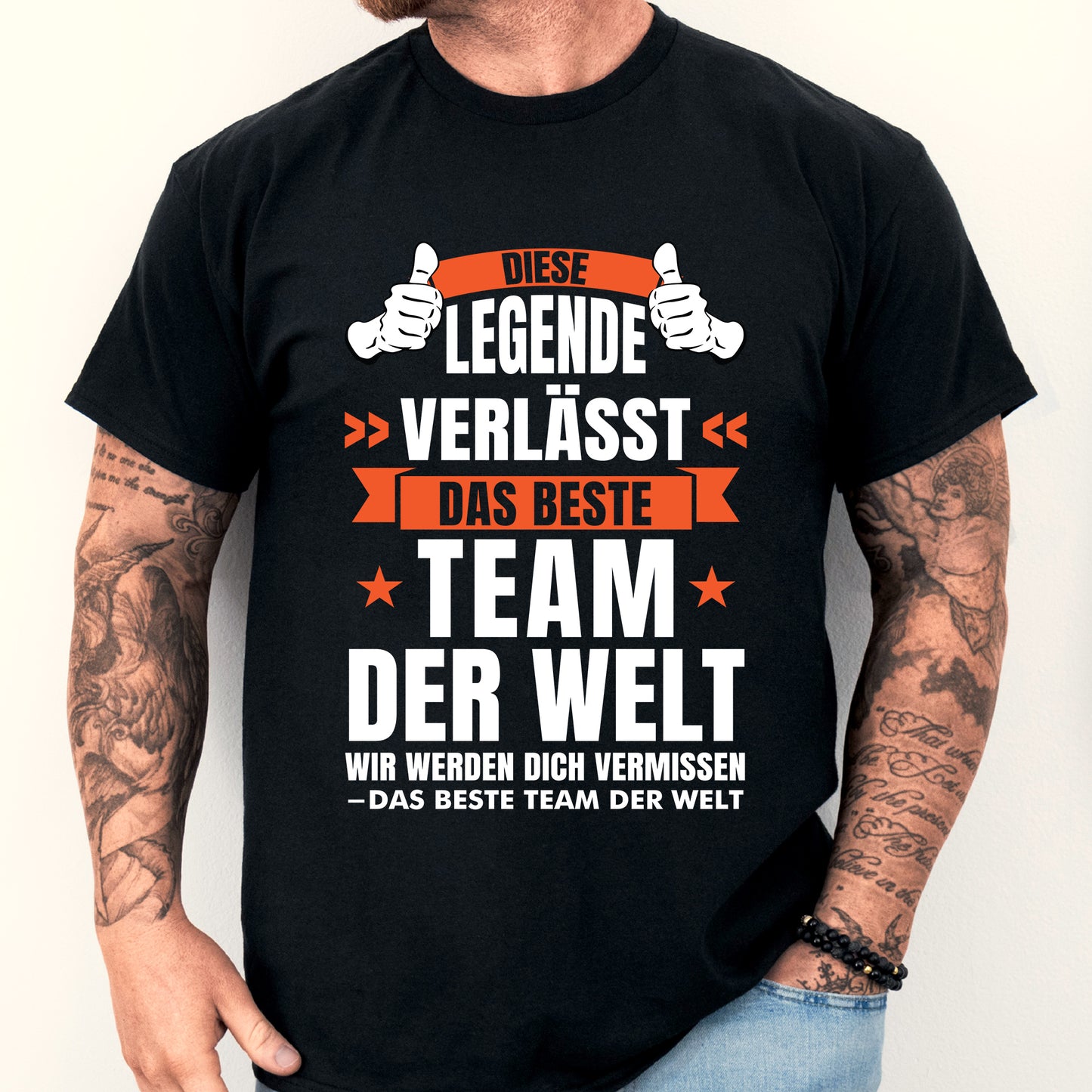 Mann trägt ein T-Shirt mit der Aufschrift "Kollege Shirt | diese Legende verlässt das beste Team der Welt" als Geschenk zum Jobwechsel.