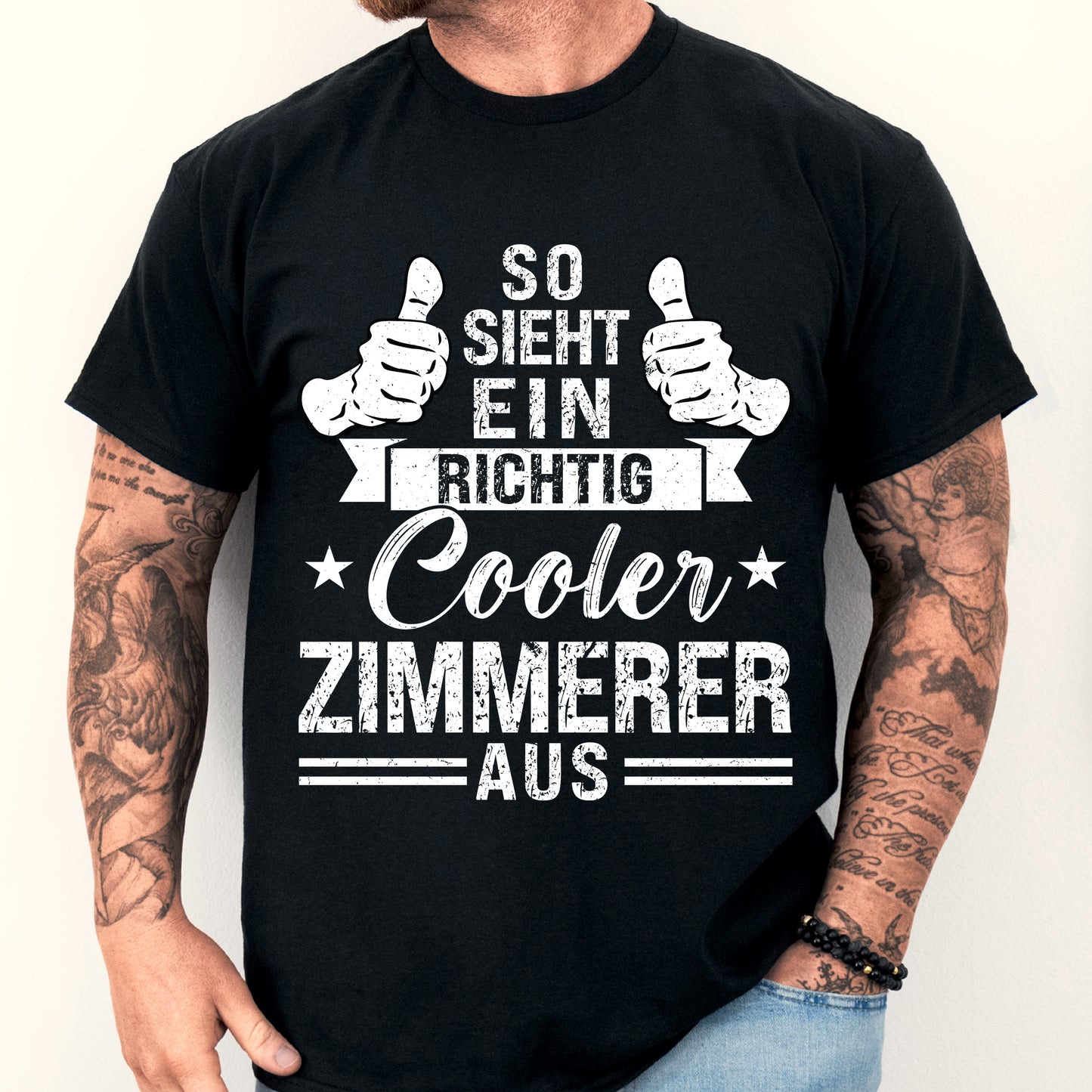 Mann trägt ein Zimmerer-Shirt mit der Aufschrift "richtig cooler Geschenk Schreiner".
