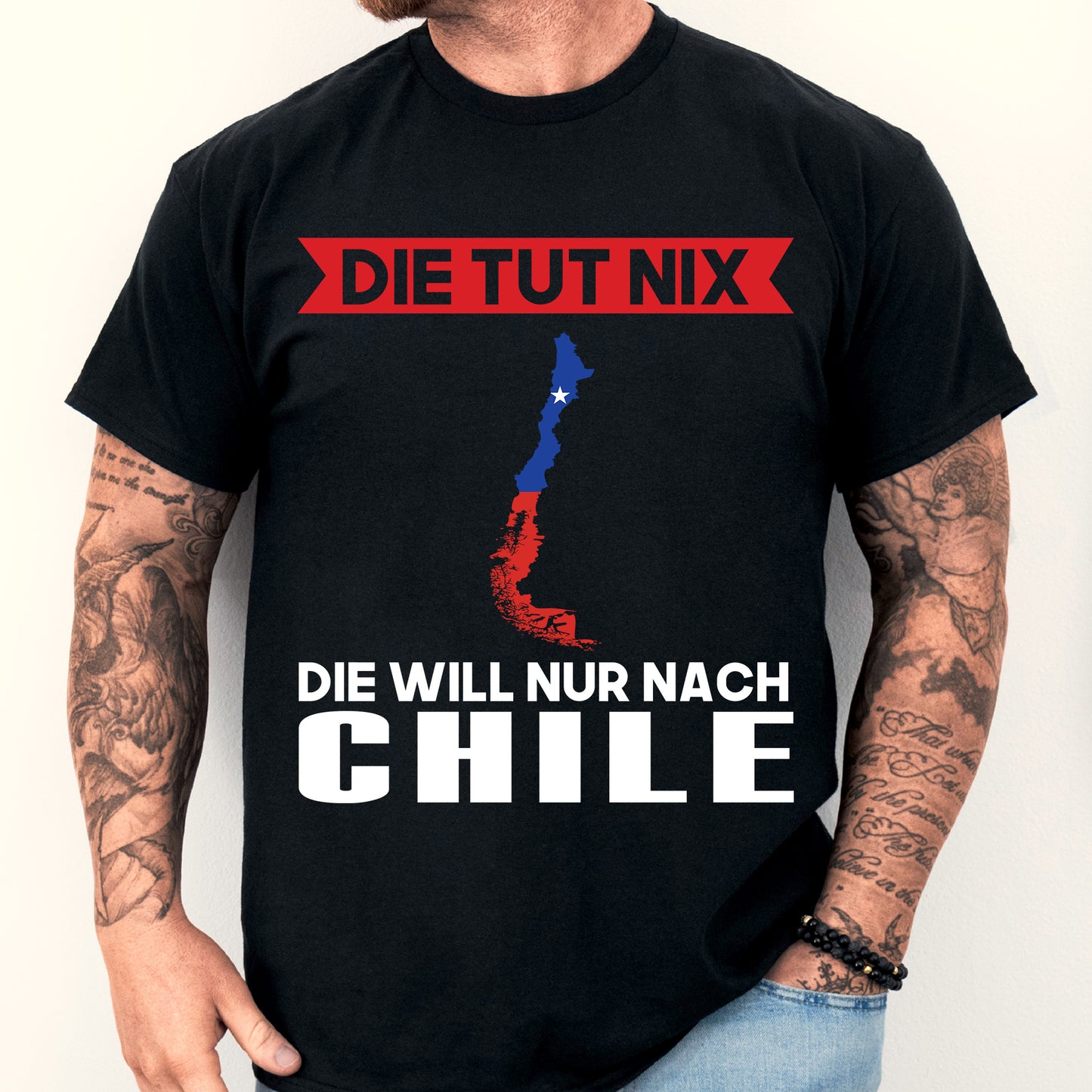 Mann trägt ein T-Shirt mit der Aufschrift 'Chile Shirt | Die tut nix Geschenk Chilische Flagge' und einem Design der chilenischen Flagge.