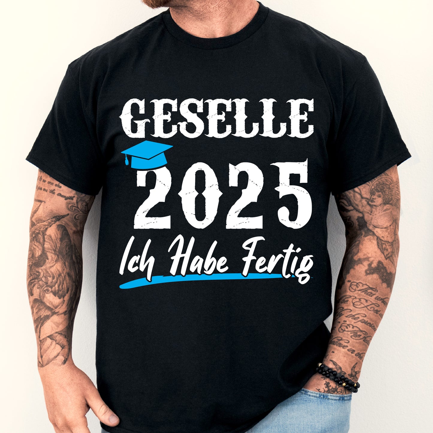 Design eines T-Shirts mit der Aufschrift "Studium Shirt | Geselle 2025 ich habe fertig Geschenk beendet" und einem abgebildeten Mann.