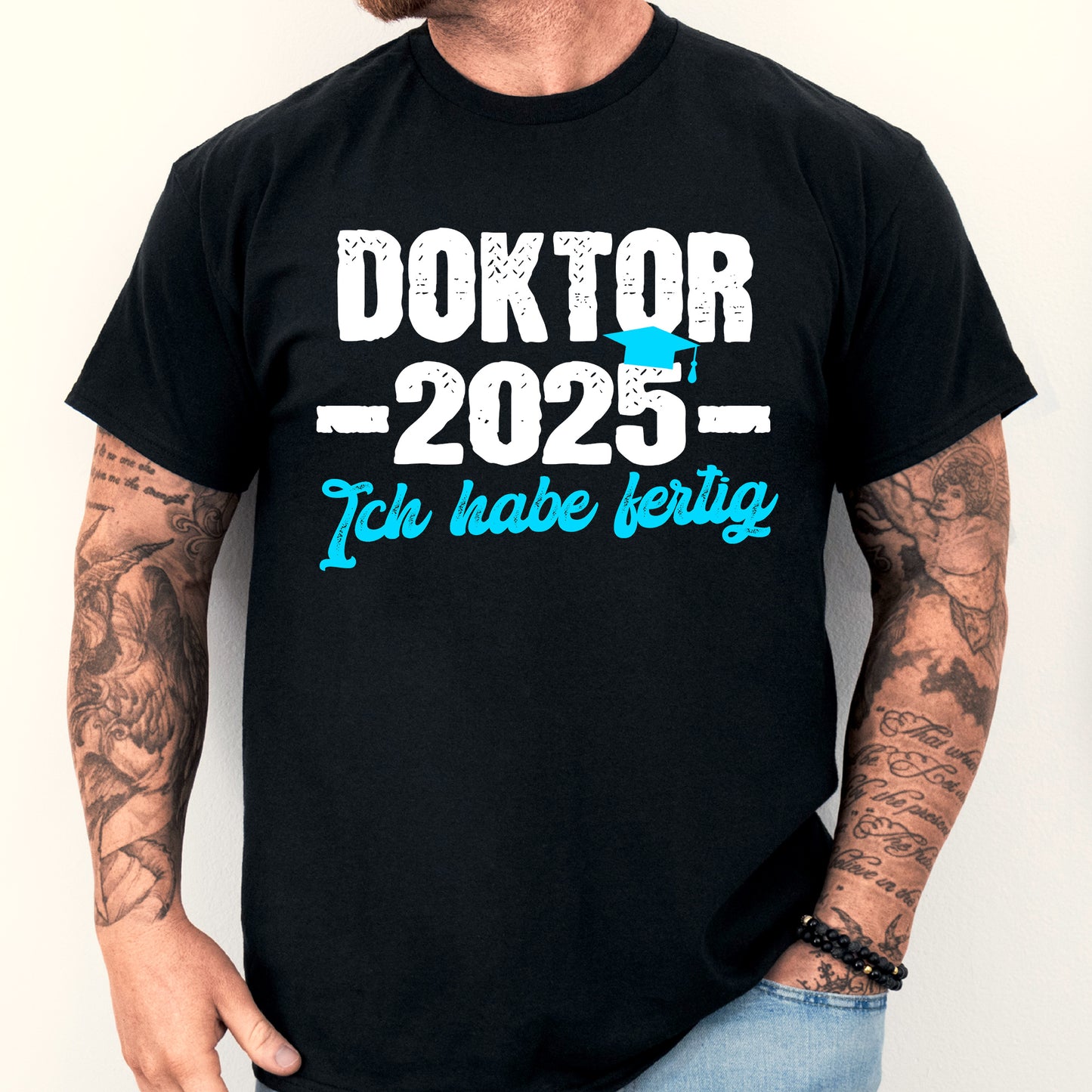 Design eines T-Shirts mit der Aufschrift "2025 ich habe fertig Doktorant" in stilvoller Schrift.