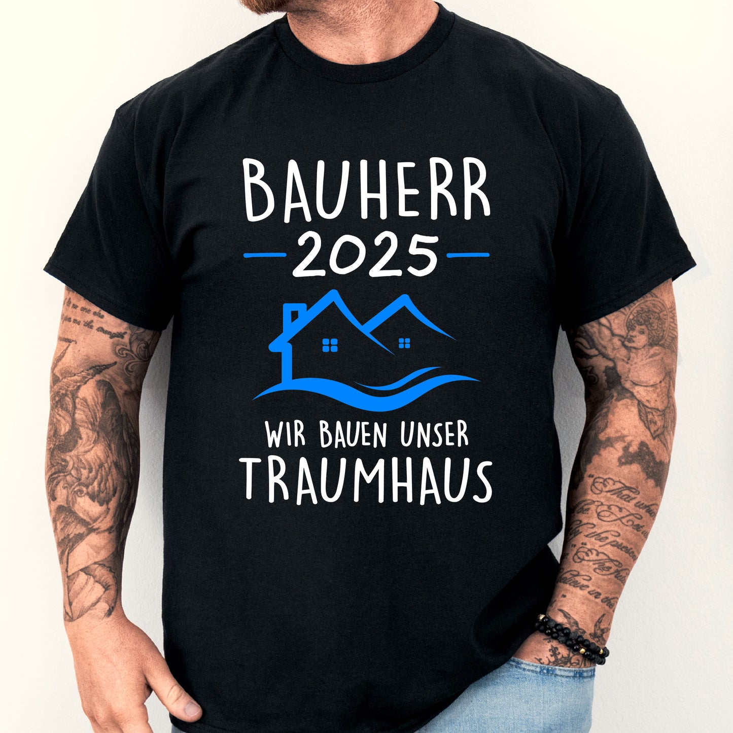 Design auf einem Shirt mit der Aufschrift "Bauherr Tasse | 2025 wir bauen unser Traumhaus Bauen Bauherrin Traum Haus Shirt T-shirts"