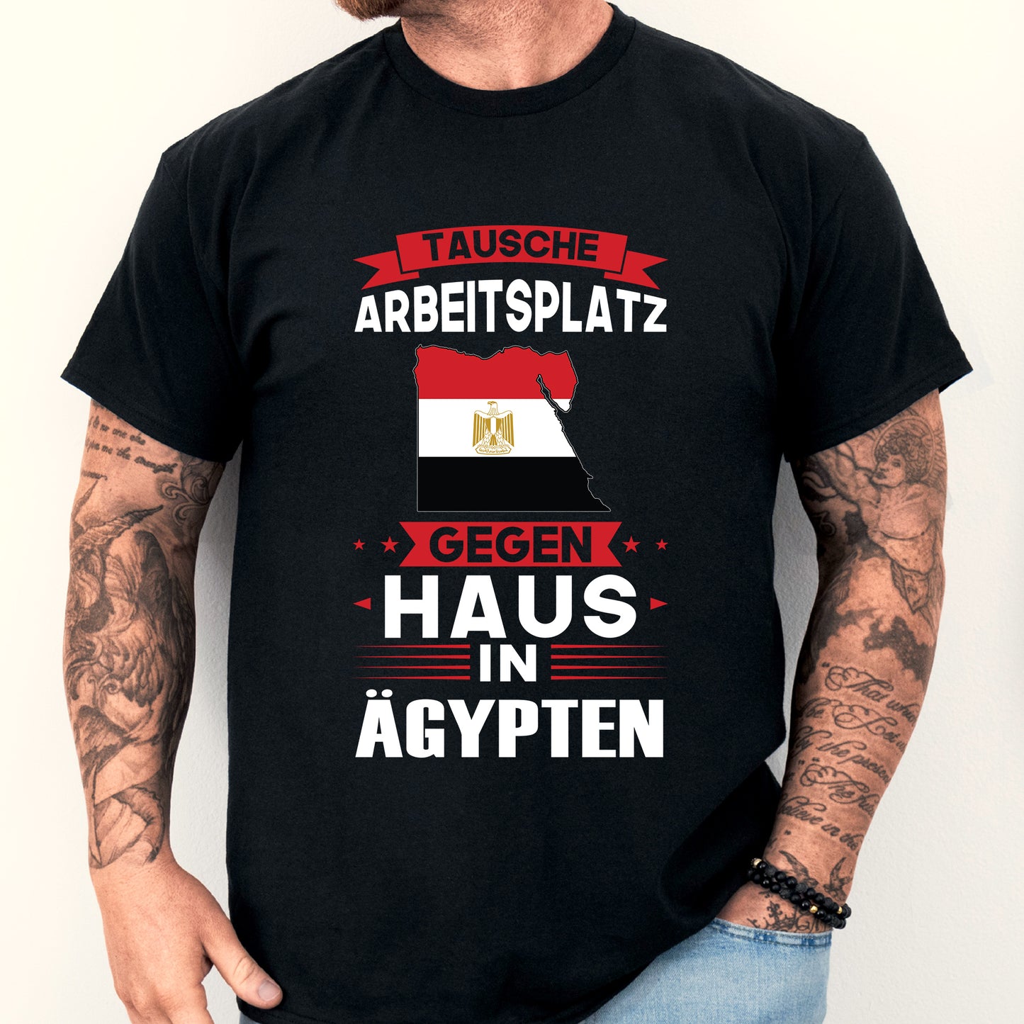 Design eines T-Shirts mit der Aufschrift "Ägypten Shirt | tausche Arbeitsplatz Ägyptisch Geschenk" und einem stilisierten Mann.