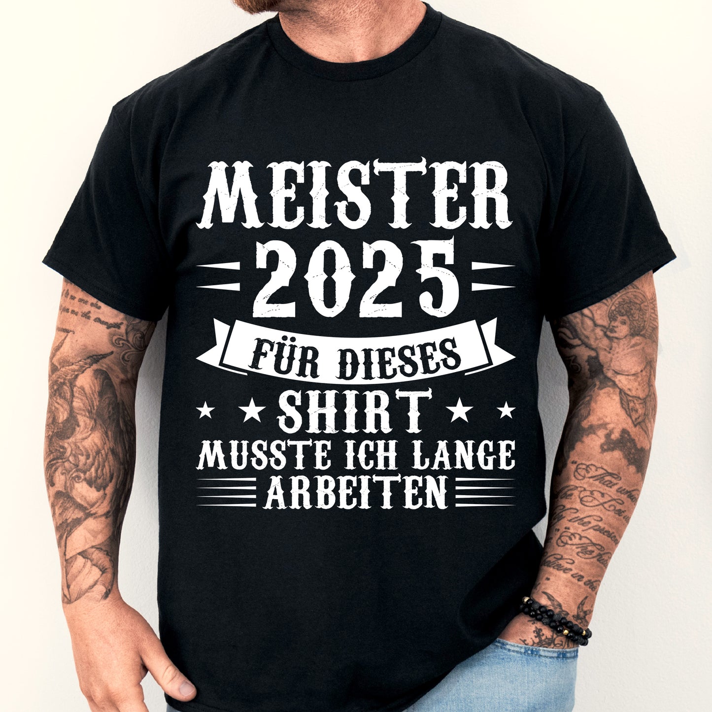 Design eines T-Shirts mit der Aufschrift "Studium Shirt | Meister 2025 für dieses musste ich lange arbeiten Geschenk beendet" und einem Mann als Motiv.