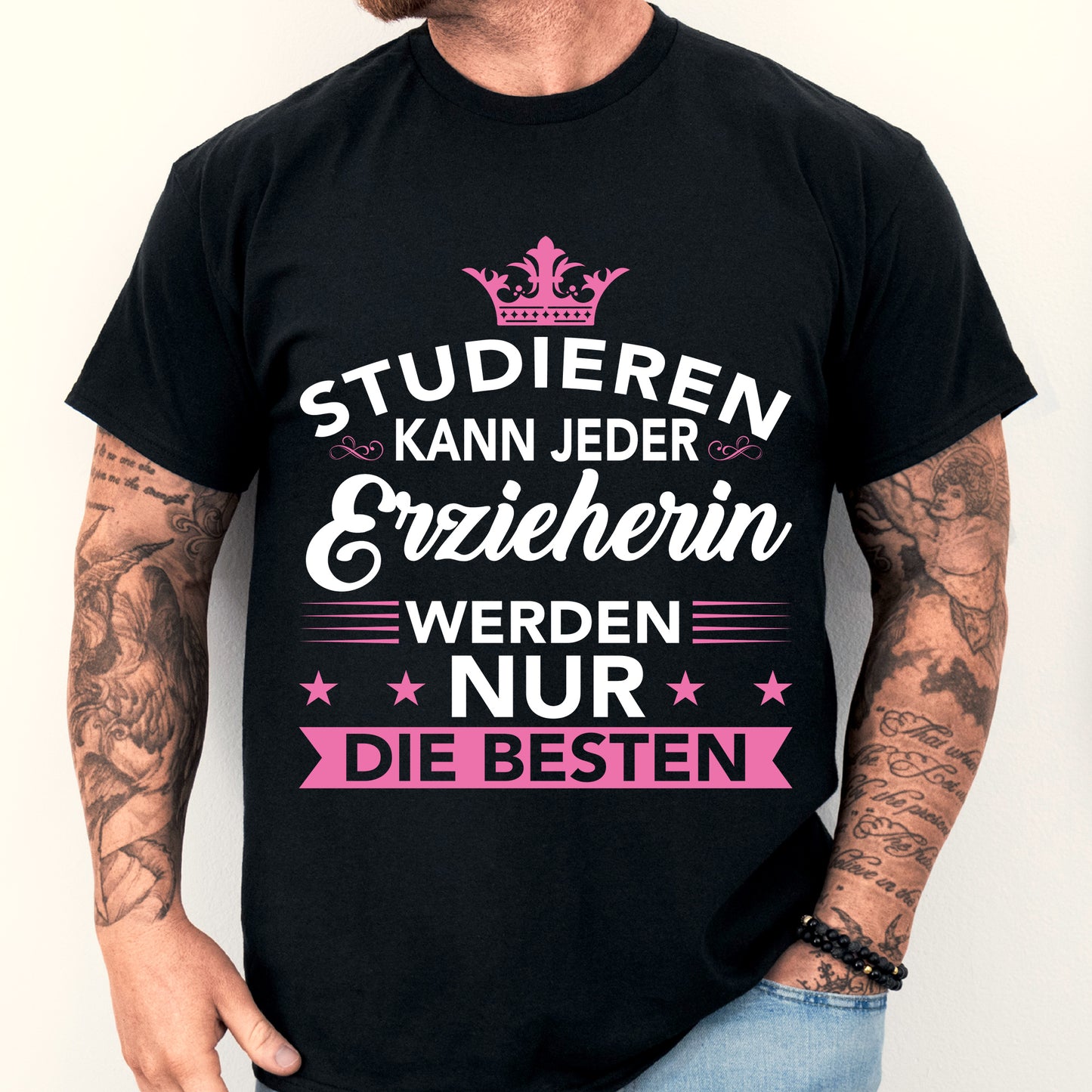 Mann trägt ein T-Shirt mit der Aufschrift "Erzieherin Shirt | Kinder Geschenk Kindergartnerin".