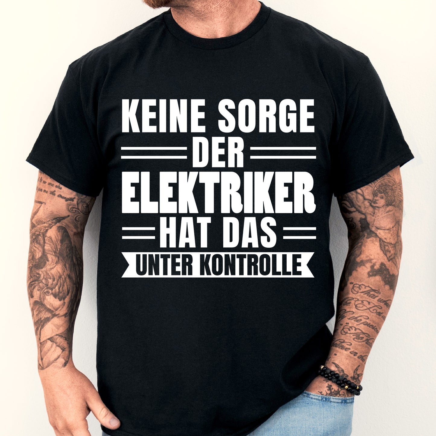 Elektriker-Shirt mit der Aufschrift "hat das unter Kontrolle", getragen von einem Mann.