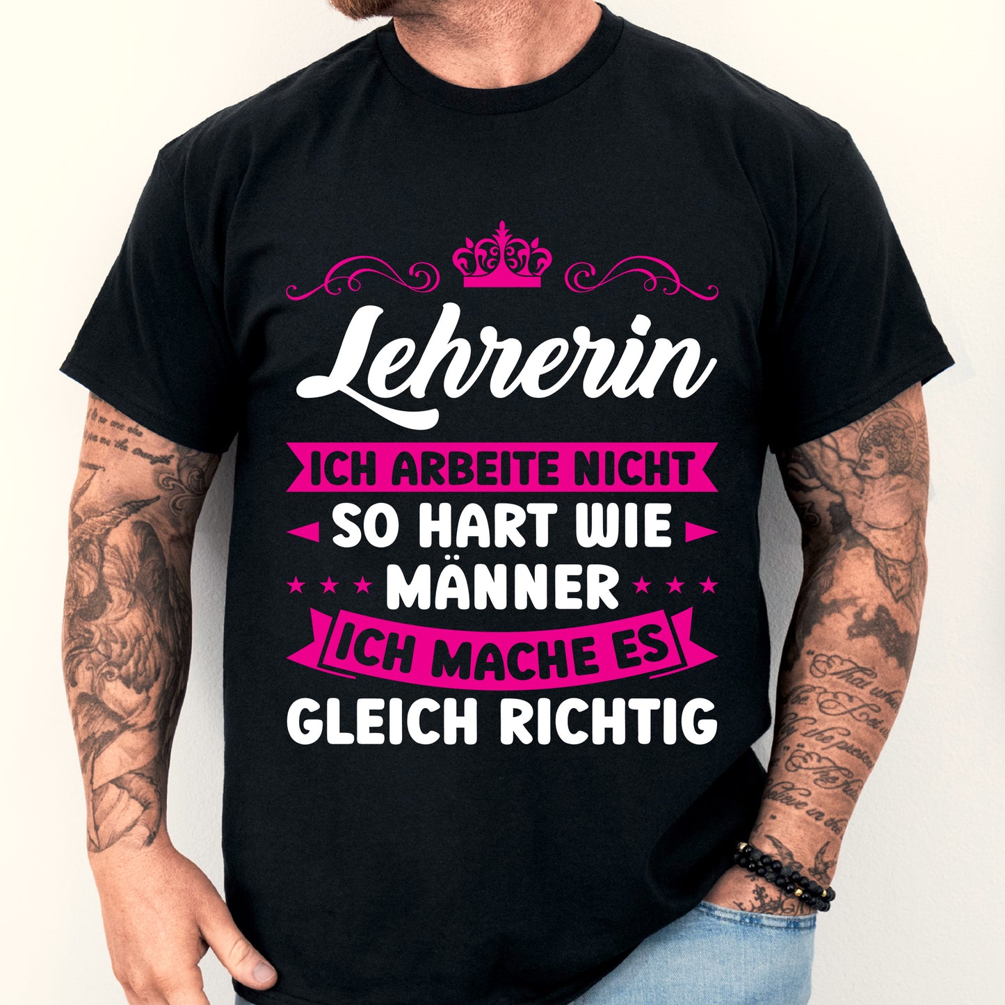 Design eines Lehrer-Shirts mit der Aufschrift "Ich arbeite nicht so hart wie Männer" und einem abgebildeten Mann.