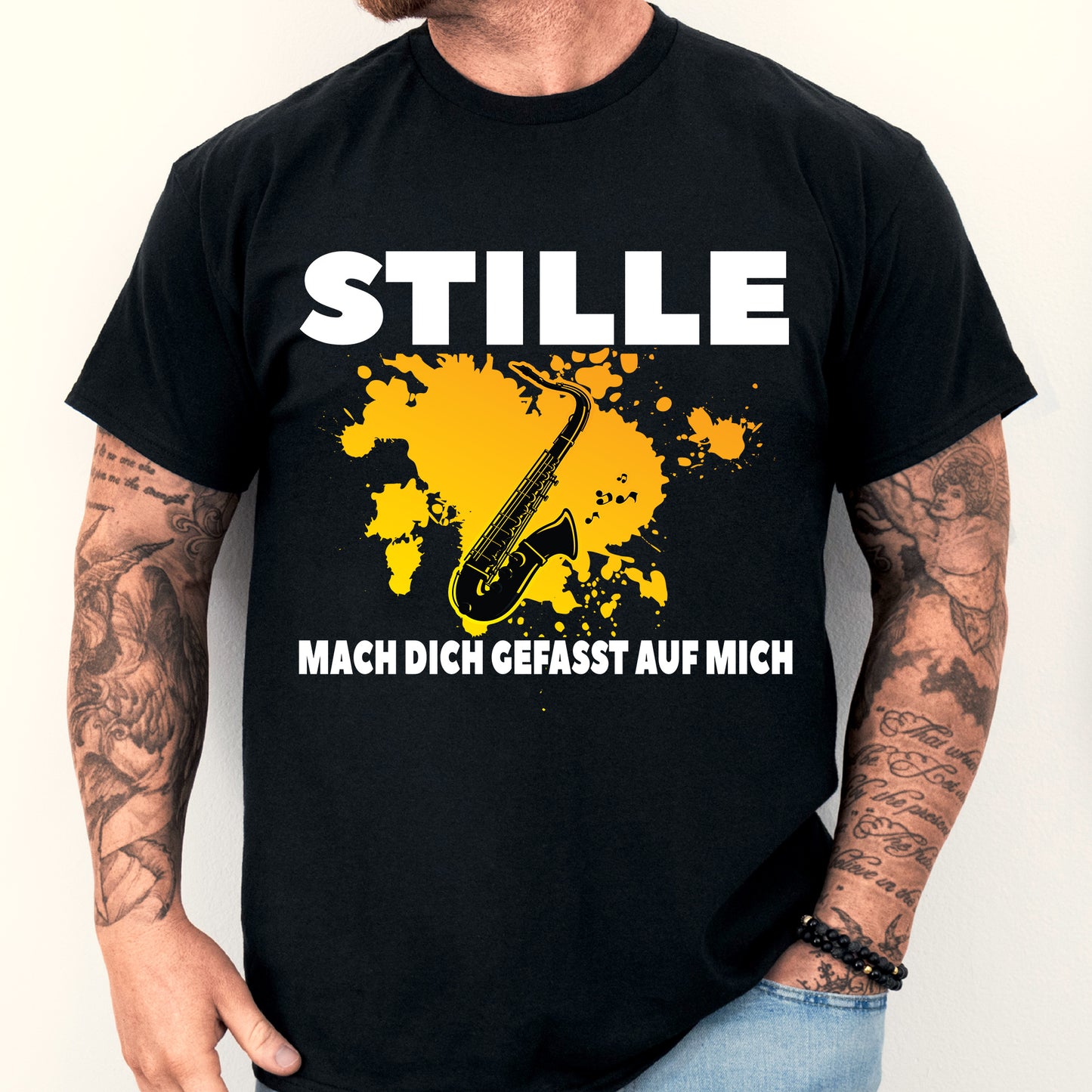 Mann trägt ein T-Shirt mit Saxophon-Design und dem Text "Stille mach dich gefasst auf mich", ideal als Geschenk für Musikliebhaber und Instrumentenspieler.
