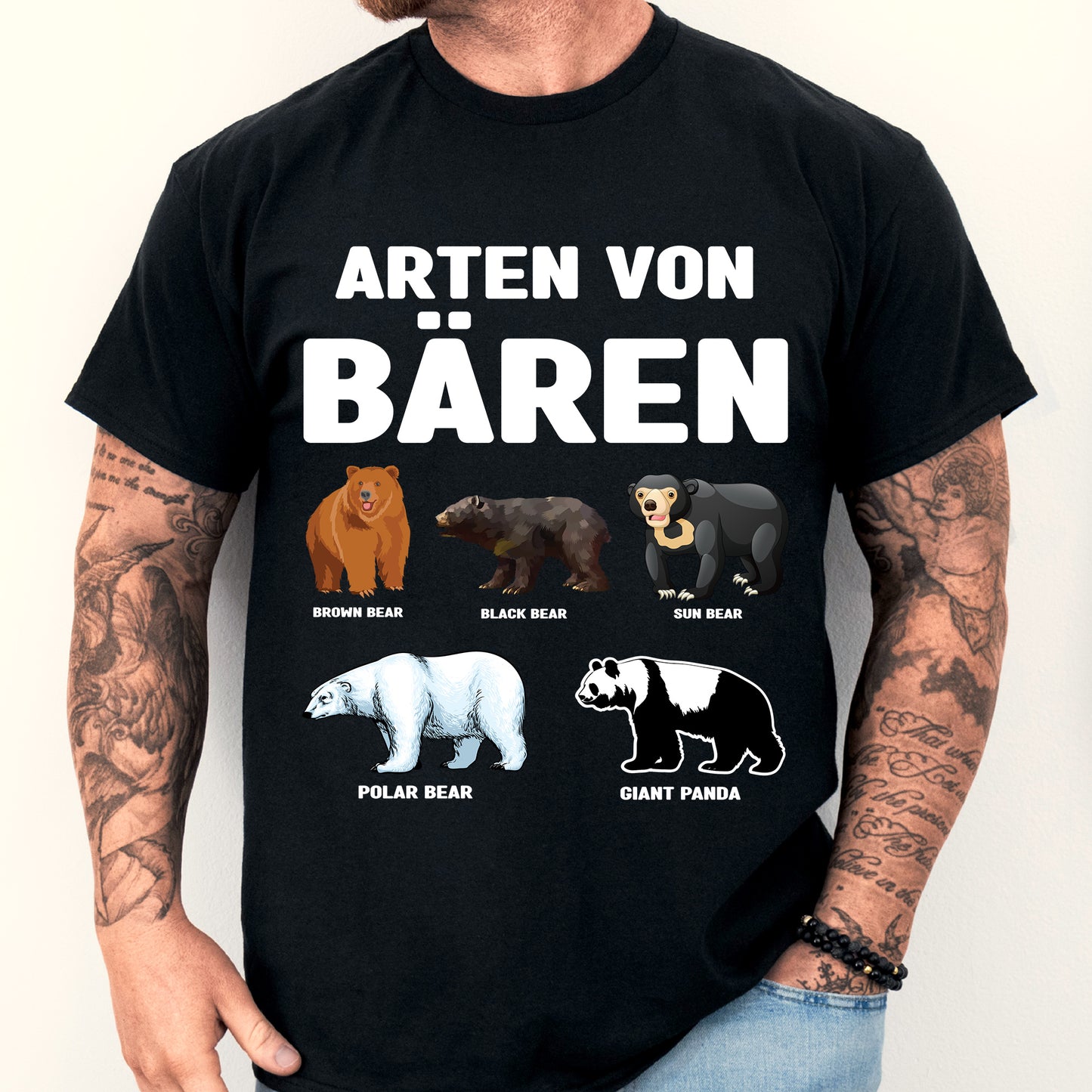 Mann trägt ein T-Shirt mit Bärenmotiv und Waldthema.