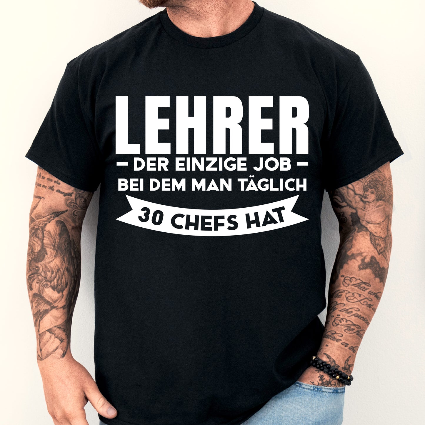 Design eines Lehrer-Shirts mit dem Text "der einzige Job, bei dem man täglich 30 Chefs hat", getragen von einem Mann.