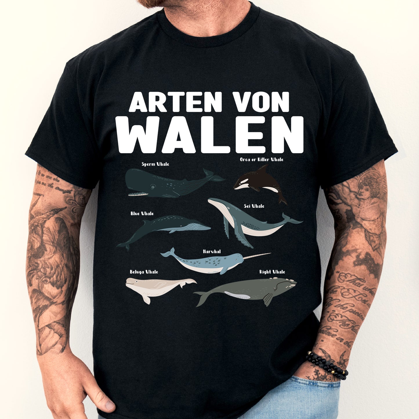 Mann trägt ein T-Shirt mit Wal-Design und verschiedenen Meereslebewesen.