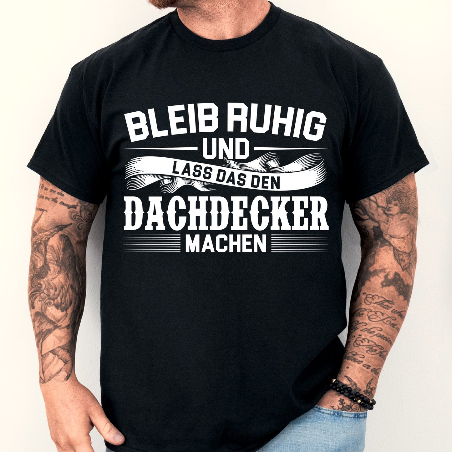 Mann in Dachdecker-Uniform mit humorvollem Spruch auf dem Shirt.